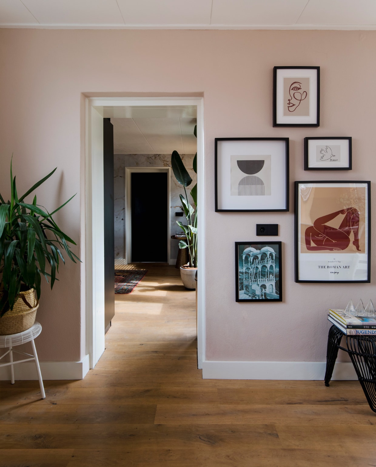 Lijsten Ikea, posters van o.a. I am Fy en Desenio, rotan kruk Kwantum, plexiglas piramides van kringloopwinkel, Strelitzia en pot Intratuin. Muurverf Pink Nudity Flexa.