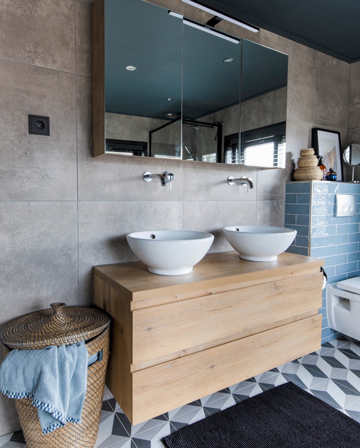Wandtegels vtwonen via Karwei, vloertegels en tegels toiletwand Julius van der Werf, wastafelmeubel en spiegelkast Aquazuro, waskommen en kranen Sanitairkamer, badmat Hema, manden Ikea. Overig onbekend.