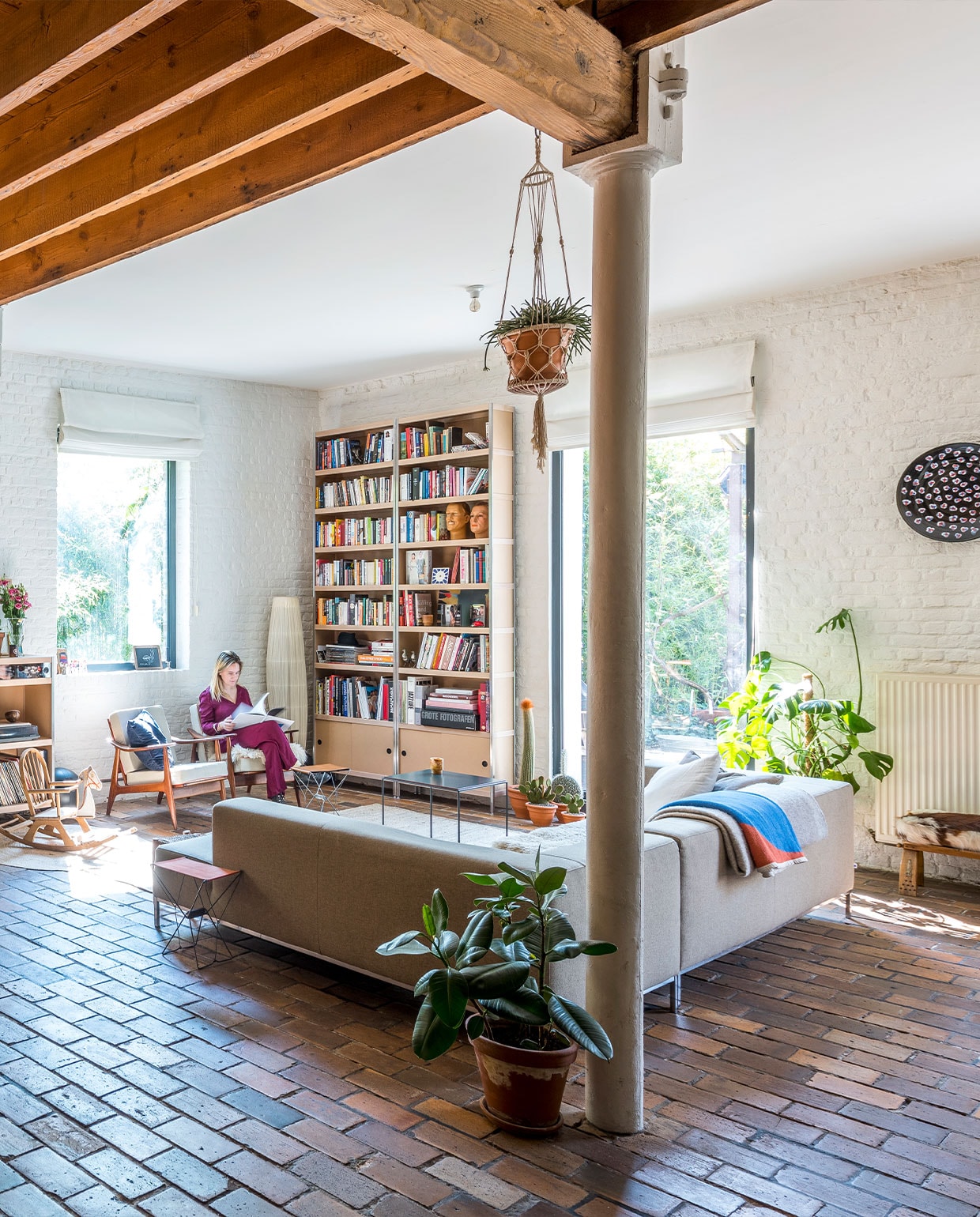 Kasten Kewlox, stoelen van stof en leer zijn vissersstoeltjes, schommelstoel vintage. Bijzettafel You Know The Way, Right? van Maria Scarpulla. Bank van vrienden gekregen. Dekens ZigZagZurich. Muurschotel Russell Scarpulla, houten stoel met koeienvacht erfstuk grootmoeder.