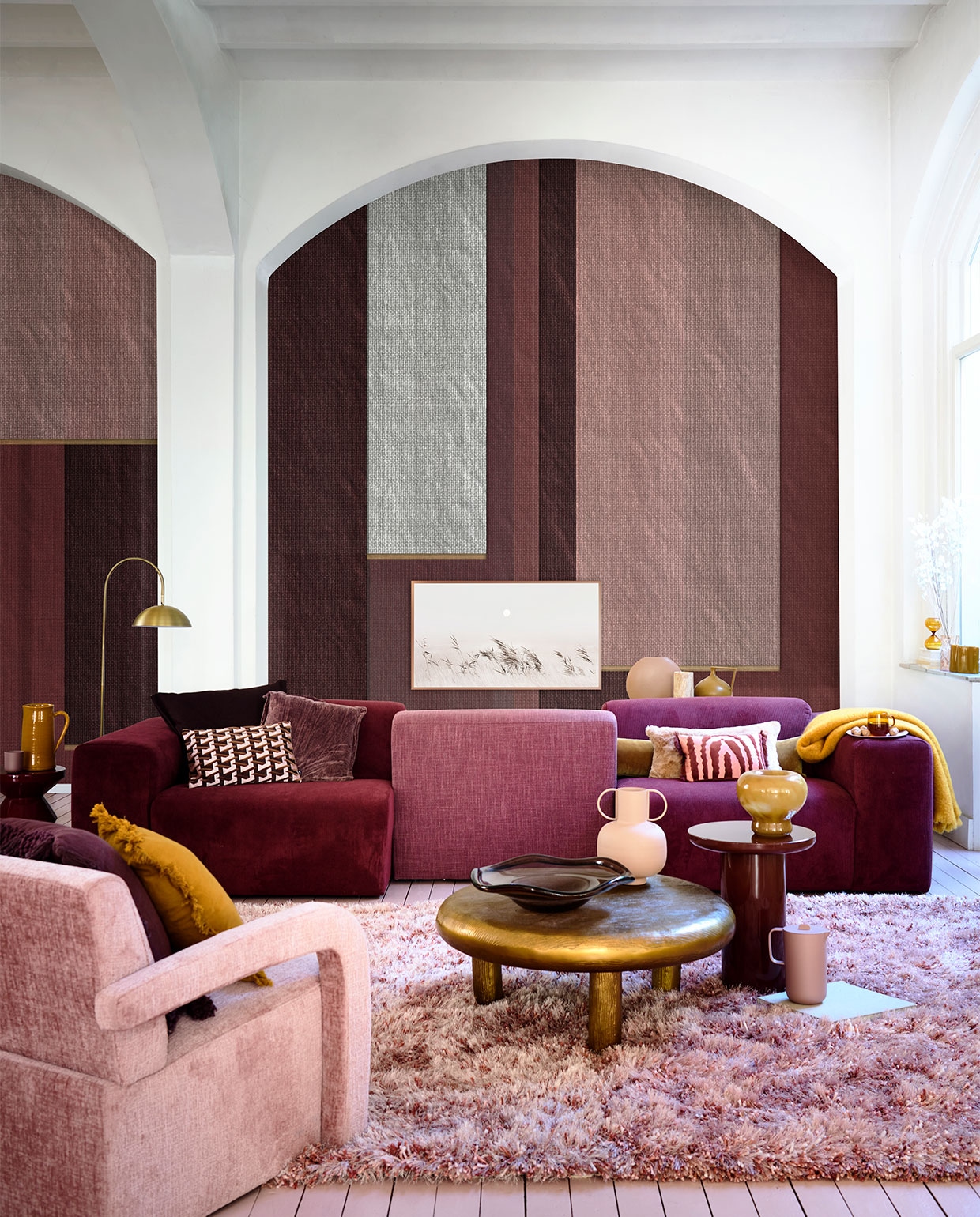 Behang Veli, per m2 € 115,- (wallanddeco). Wijnrode en roze bank Oscar, modules vanaf € 375,- (loods5). Fauteuil € 549,-, roze mok € 26,99, roze kan € 29,99, roze bord € 33,49 (jotex.com). Goudkleurige salontafel Thick Disk € 1295,-, glazen schaal € 235,-, bordeauxrode bijzettafel Mob € 475,-, bordeauxrode bijzettafel € 325,- (polspotten.com). Polyester vloerkleed Berino van Linie Design, 230×160 cm € 304,50 messing vloerlamp Jupiter van vtwonen € 166,50 (vtwonen.be). Auberginekleurig kussen met rafelrand € 54,99, roze vaas met grepen € 29,99, glazen theeglas € 7,99 (sissy-boy.com). Geel kussen met rafelrand € 29,99 (zarahome.com). Gele keramieken kan € 48,50, gele mohair deken € 225,- (paviljoennoord.com). Auberginekleurig kussen € 109,-, kussen met art-decoprint € 49,95, kussen met roze en rode print € 34,95 (loods5.nl/design). Paars fluwelen kussen € 49,90 (brechtjeolsthoorn.nl). Roze vacht kussen € 85,- (homestede). Ronde roze vaas € 59,-, olijfkleurige organische blokkaars € 29,- (festamsterdam.com). Travertine vaas € 89,-, glazen zandloper € 27,90 (letoile.store). Okergele kruikvaas € 47,95 (hkliving.nl). Okergele glazen vaas € 24,99 (hm.com). Overig privébezit.