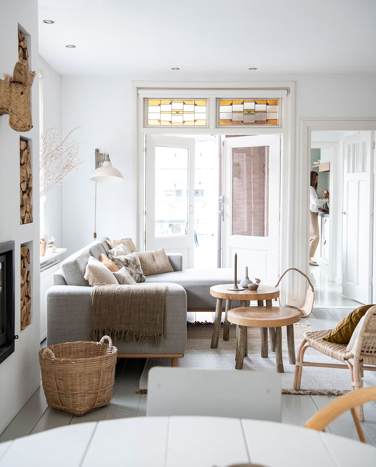 Rotan stoel Ikea. Mand vtwonen. Salontafels, plaid, kussen Aai Made with Love Loods 5. Bruine kaars Søstrene Grene. Grijze kaars Kwantum. Vaasje kringloopwinkel. Kleed Zara Home. Wandlamp zelf samengesteld. Bank Sofa Company. Kussens Zara Home, Søstrene Grene, Made by Mom.