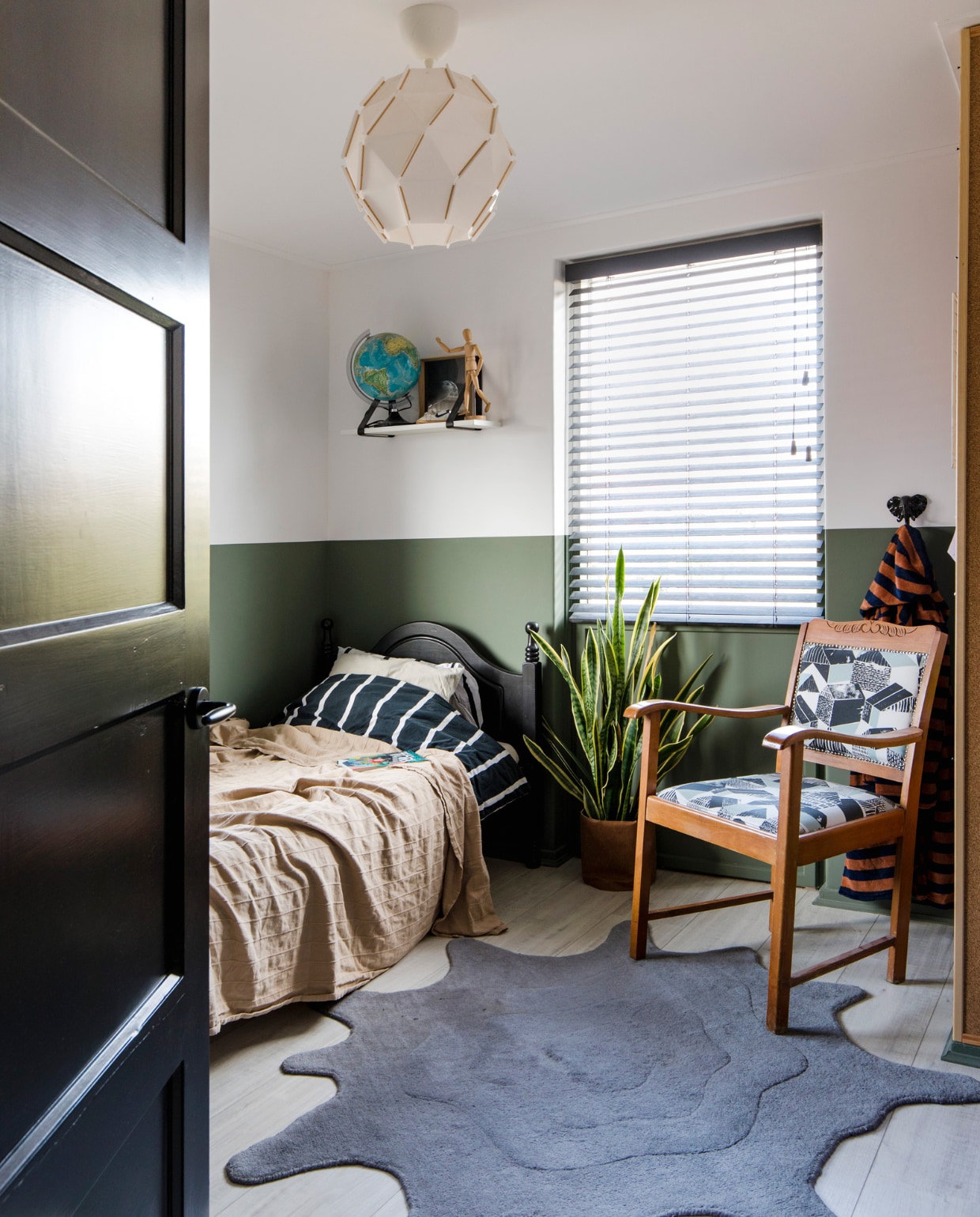 Ledikant familiestuk, stoel uit kringloopwinkel opnieuw bekleed, raambekleding DIB, lamp Ikea, wandplank Karwei. Overig onbekend.