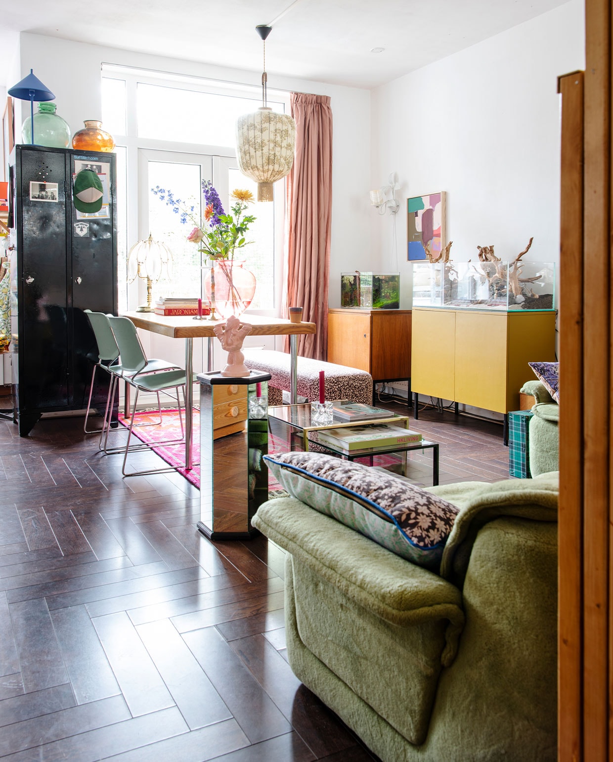 Groene fluwelen bank @vanvintagetayko. Kussens, roze tapijt en bankje Doris voor HKliving. Eettafel Marktplaats. Stoelen Krueger Matrix. Roze vaas Rataplan. Alle kandelaars cadeau gekregen. Vierkante koffietafel Noppes, zeshoekige koffietafel De zaak van Sjaak. Roze beeld en lamp aan de muur Fortune Flea. Zwarte kast gekregen. Groene vaas Van Dijk &amp; Ko, vazen op de kast Vok Jong Bloemen en Planten. Hanglamp Vintage Depot. Gordijnen Noordermarkt. Schilderij HKliving. Lage kast tegen de muur links gevonden langs de weg met klein aquarium van Rainer. Kast rechts met terrarium gemaakt door Mark en z’n opa. Vloer zat al in het huis.