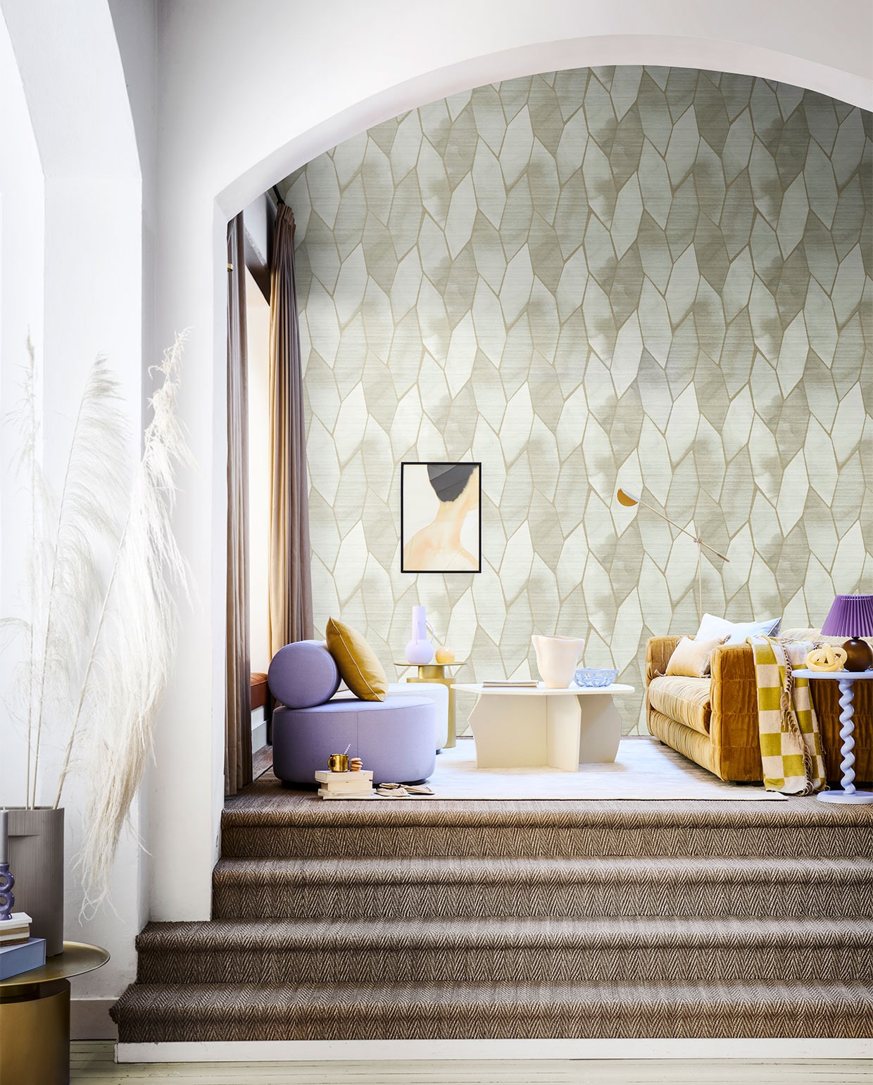 Behang Soie Changeante Yuzen van Elitis, 10×1 m € 227,- (loggerewilpower.com). Messing bijzettafel, groot € 799,-, klein € 639,-, poster in lijst € 65,95, geel linnen kussen € 85,-, lila linnen kussen € 85,- (loods5.nl/design). Lila doos € 17,- (hay). Lila keramieken kandelaar € 23,95, gouden mok, set van 2 € 26,95, zachtgele glazen bolvaas € 24,95, lila keramieken schaal € 49,95 (klevering.nl). Grijze keramieken hoge vaas € 179,-, geel glazen object € 210,- (homestede.nl). Fauteuil Sinclair in lila en wit, per stuk vanaf € 849,-, tafellamp met paarse kap € 99,- (festamsterdam.com). Stoffen ballerina’s € 25,99, geel kussen met kwastjes € 22,99 (zarahome.com). Salontafel € 729,-(studio-henk). Vloerlamp van Bolia € 388,99 (vtwonen.be). Mosterdgele velvet 3-zits bank, 108x274x72 cm (lxbxh), € 2795,- (hkliving). Geel-wit geruit plaid € 39,99 (sissy-boy.com). Lila vaas, set van 4 € 215,-, lila bijzettafel € 295,- (polspotten.com). Gebroken witte vaas € 39,99 (hm.com). Overig privébezit.