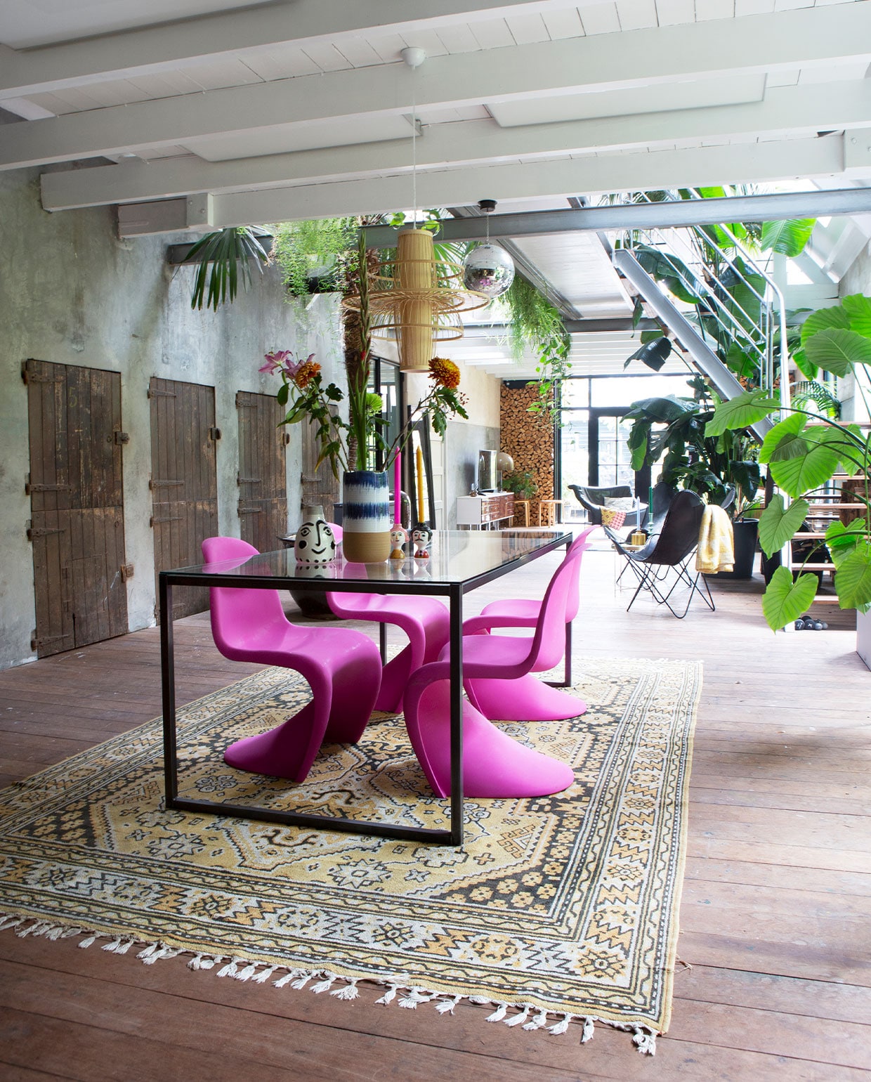Eettafel eigen ontwerp van Willem. Perzisch kleed Marktplaats. Stoelen Panton Chairs van Vitra. Bamboe hanglamp Orient Living. Vazen en kandelaars HKliving. Zwarte vlinderstoelen vintage.