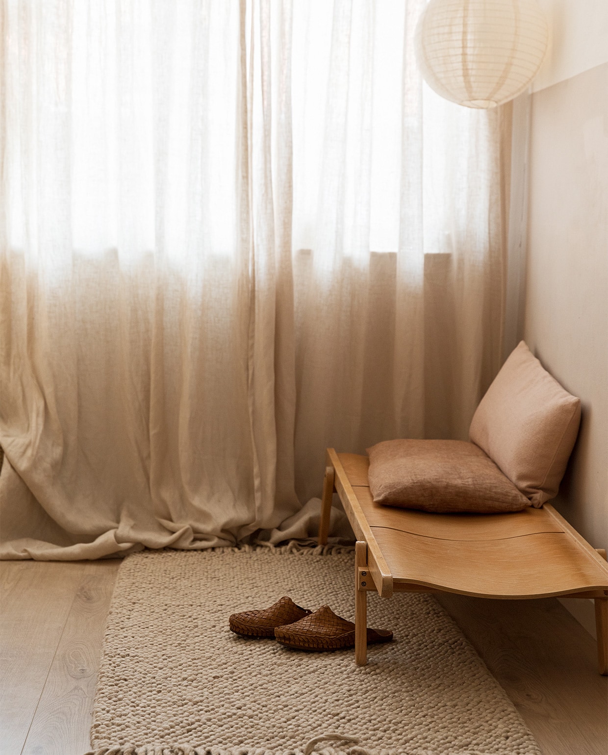Bank via Etsy, vloerkleed Søstrene Grene, hanglamp Casa, kussens Bij Emma Thuis.