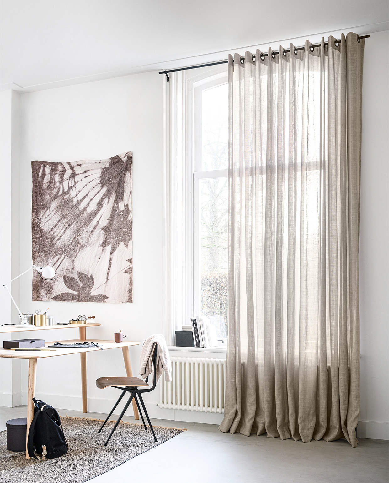 Gordijn op maat (2x) in stof Tweed met Wave plooi kleur 1147, per meter € 23,99uit vtwonen collectie. Transparant gordijn op maat in stof Weave kleur 2713, per meter € 27,99. M.m.v. hkliving.nl (fauteuil, vloerkleden, baklijst met artwork, schaal op voet, kist van hout), basiclabel.nl (bank Sleeve van vtwonen), loods5.nl (salontafel, kast, mok, theepot), hm.com (kussens op bank, wollen trui, marmeren opbergdoos, marmeren bal, glazen windlicht), extravert.nl (Jieldé lamp), marie-stella-maris.com (roomspray), adidas.nl (sneakers). Overig privébezit.