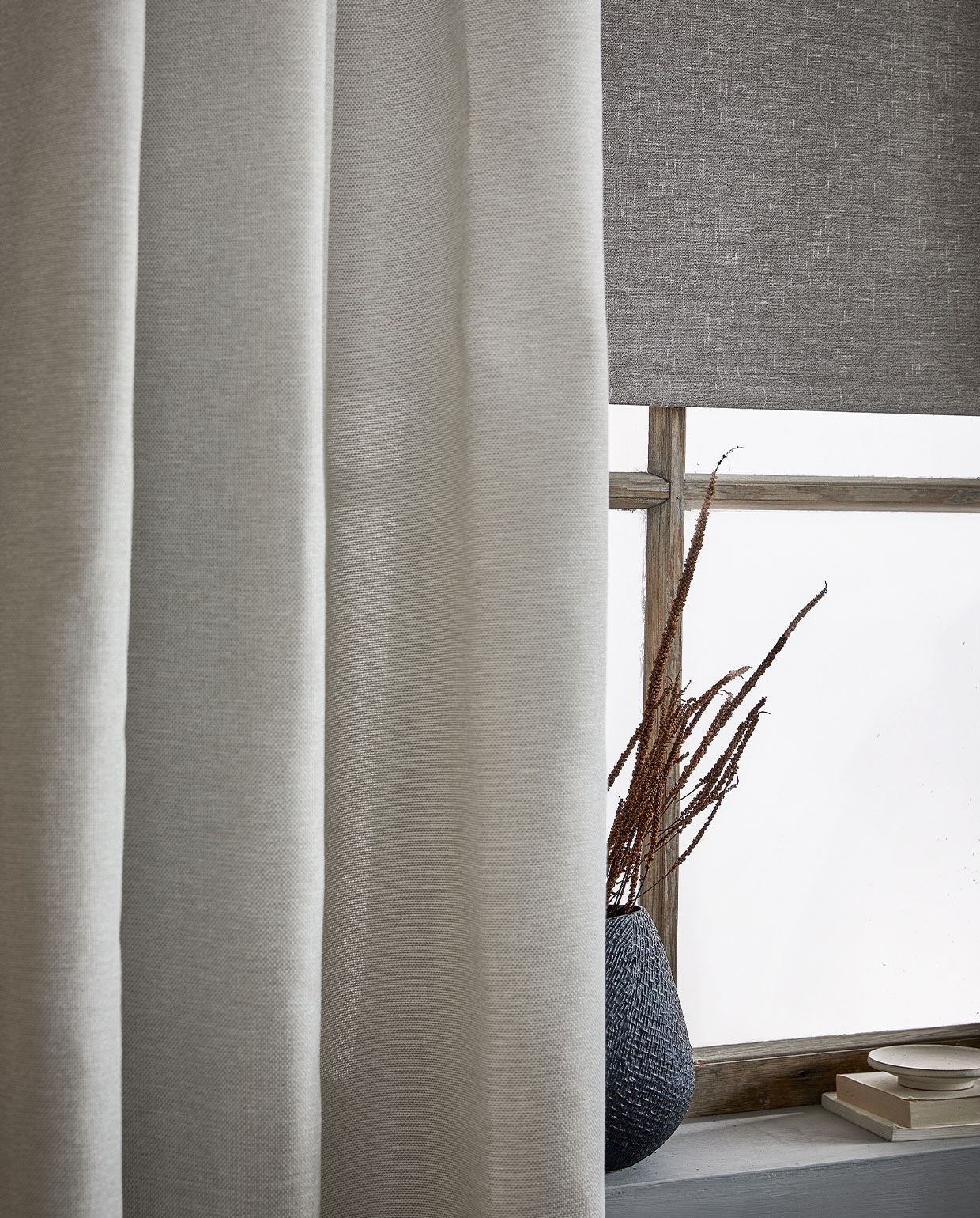 Op maat gemaakt rolgordijn in kleur 18007, 117,5×200 cm (bxh) € 189,06. Op maat gemaakt overgordijn in kleur Grain Creme wit 1773, per meter vanaf € 22,99