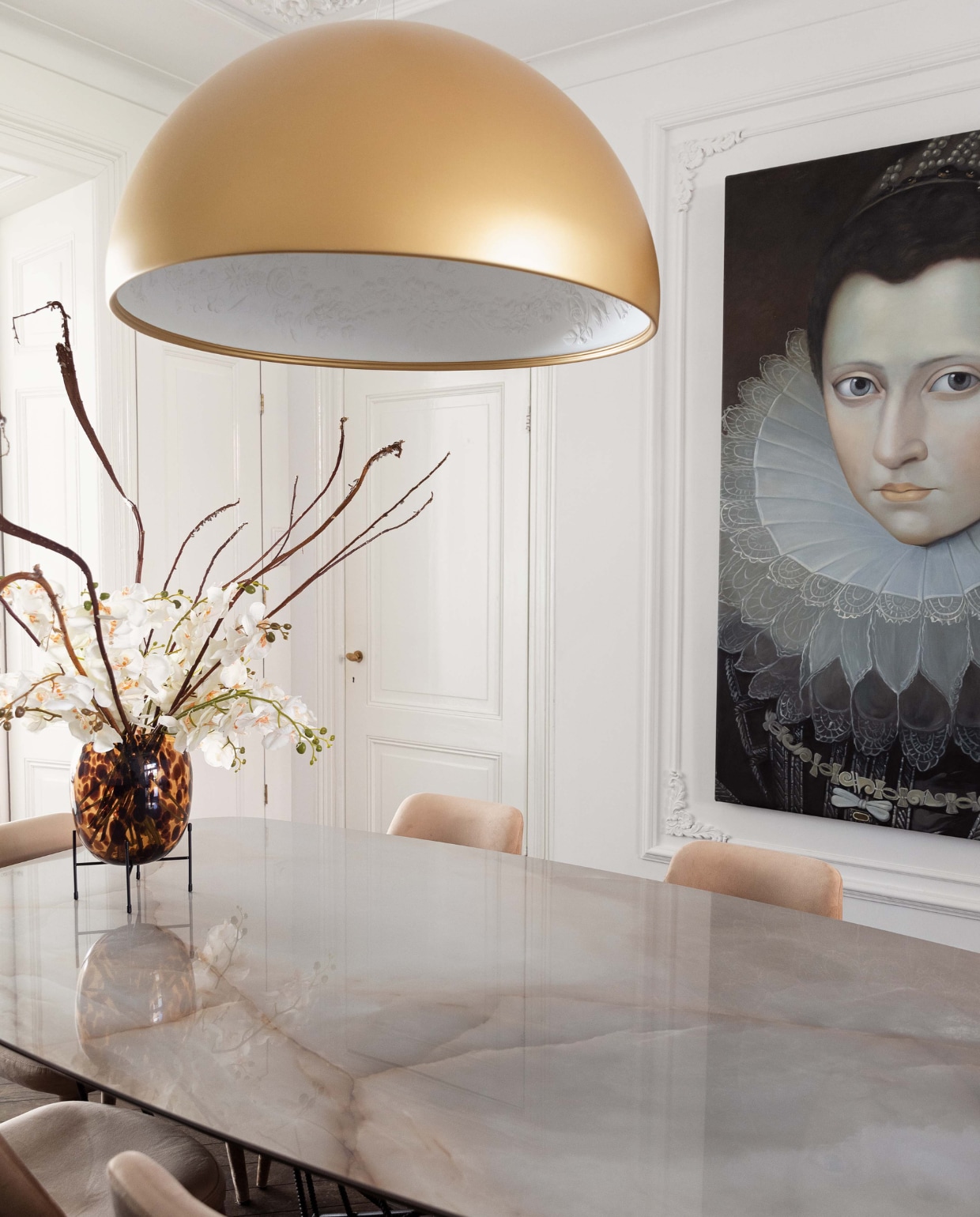 Muurverf Ral 9010 Histor. Schilderij royal-painting.com. Lamp Sky Garden van Marcel Wanders. Tafel Cattelan Italia via Puur Design &amp; Interieur. Stoelen Pols Potten. Vaas Kwantum. Bloemen Action.