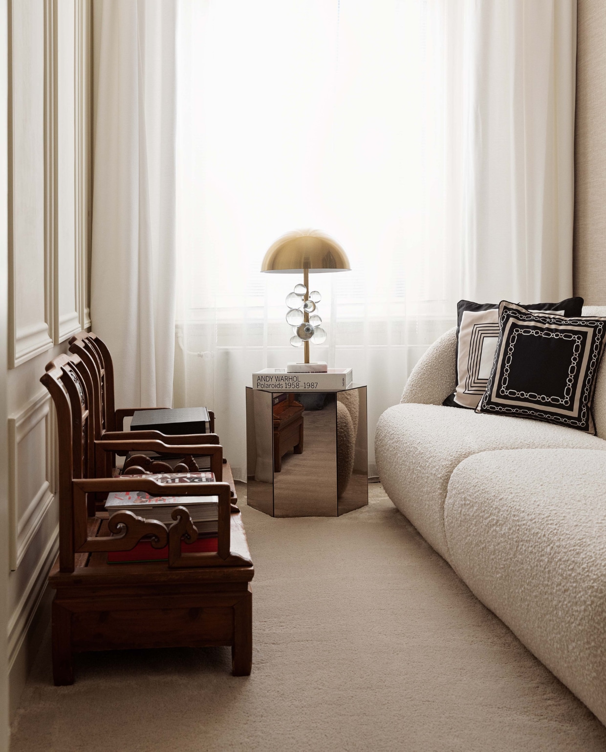Muurverf 1005-Y10R van Histor. Vloerbedekking Vloerplus. Stoelen kringloopwinkel. Bank Paula van Sofa Company. Kussens H&amp;M home. Spiegeltafel Karwei. Lamp Marktplaats. Sierlijsten Mooieplinten. Raambekleding Hema.