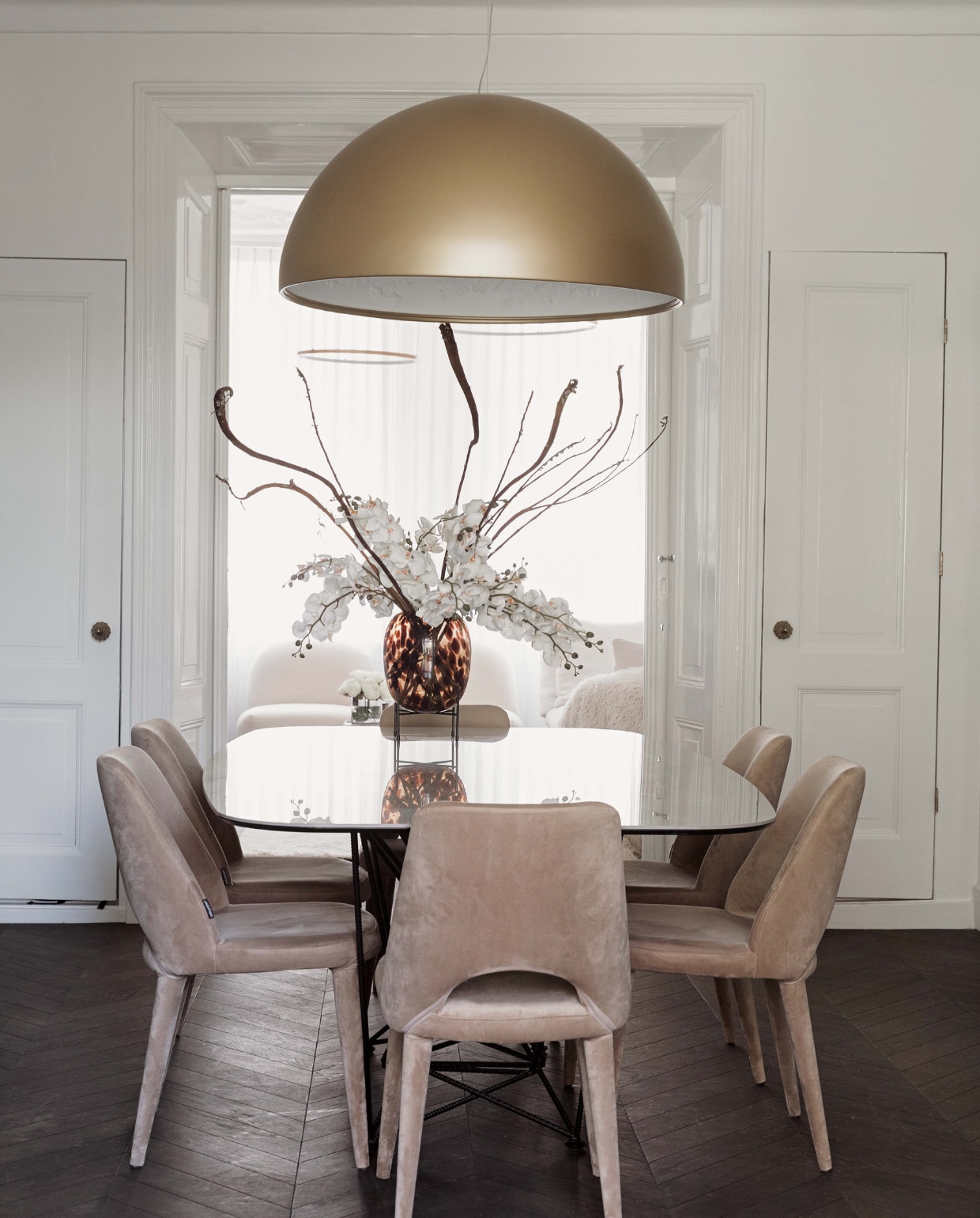 Vloer Piet Boon voor Solidfloor. Lamp Sky Garden van Marcel Wanders. Tafel Cattelan Italia via Puur Design &amp; Interieur. Stoelen Pols Potten. Vaas Kwantum. Bloemen Action.