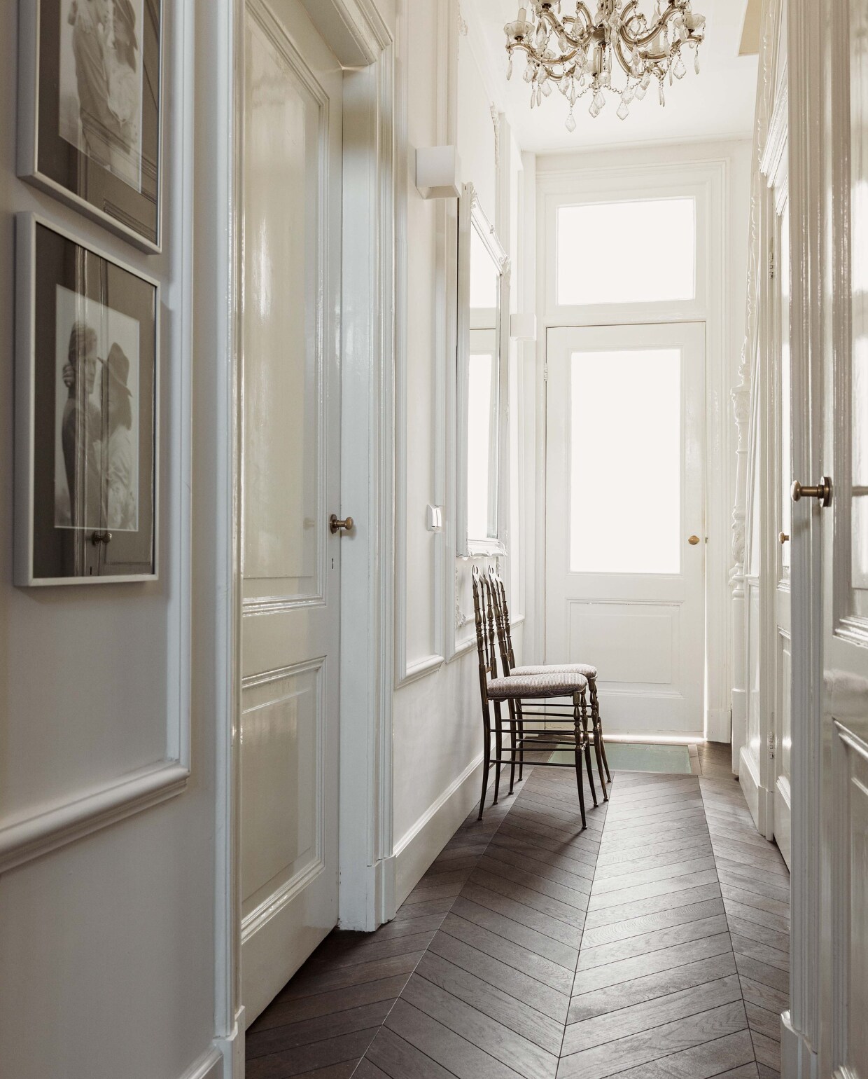 Vloer Piet Boon voor Solidfloor. Kroonluchter, stoelen en spiegel kringloopwinkel. Fotolijsten Hema.