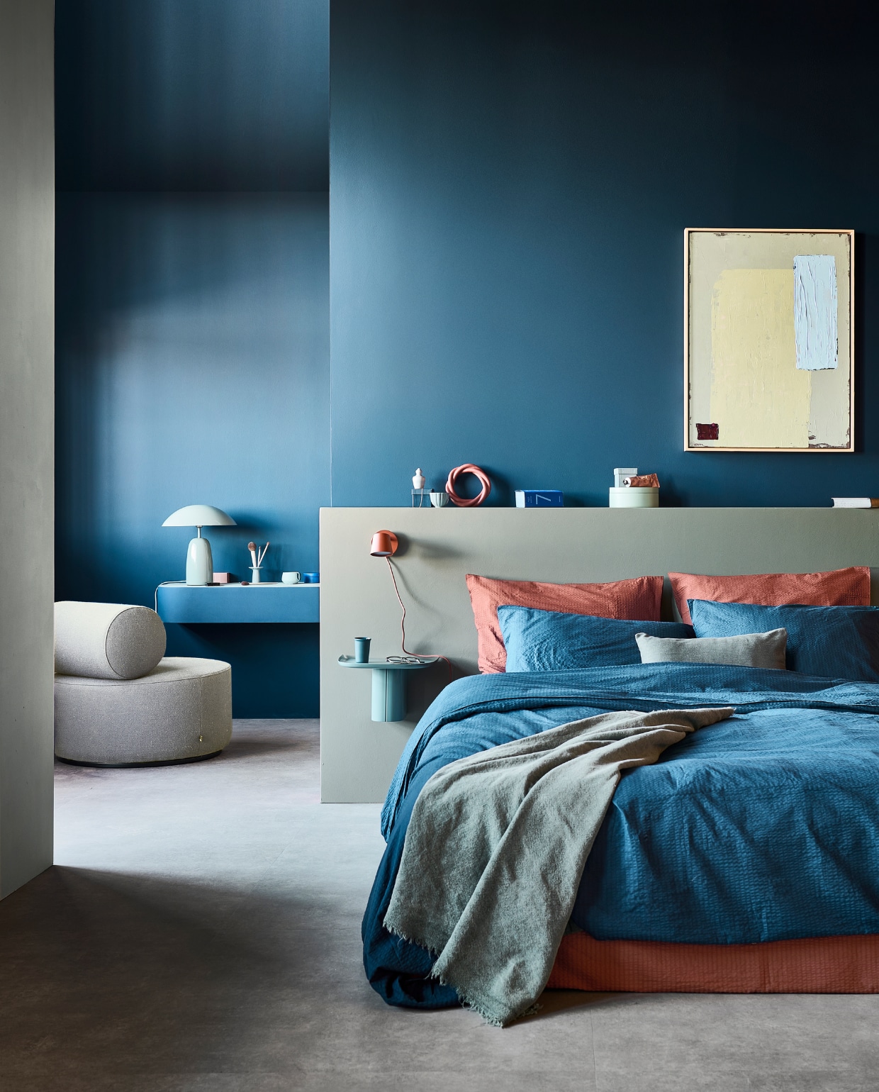 Muurverf hoofdbord Soap, wanden Denim, zijwand Sea Green van vtwonen, liter € 23,99, 2,5 liter € 39,99.M.m.v. festamsterdam.nl (fauteuil), muuto.com (wandlamp), hay.nl (blauwe wandplank), hkliving.com (schilderij), crispsheets.com (dekbedovertrekken, kussenslopen), dumu.nl (theekop, mok), sissy-boy.com (kwastenhouder, ringornament), zarahome.com (handcrème), hm.com (tafellamp, sieradendoos, espressokop). Overig privébezit.