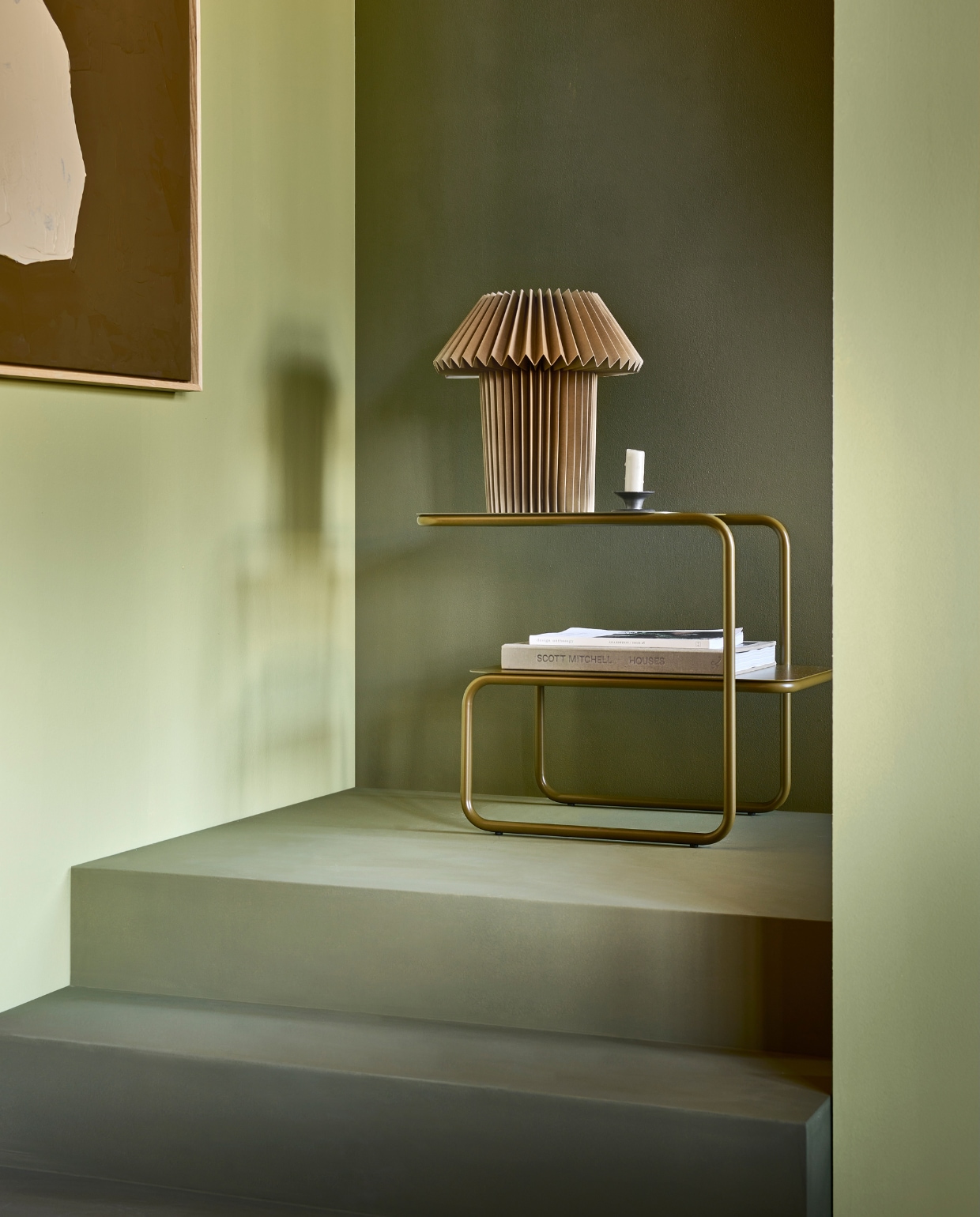 Muurverf linker wand en paal Fennel, trap en achterwand Khaki van vtwonen, 1 liter € 23,99, 2,5 liter € 39,99. M.m.v. vtwonen.be (donkergroene bijzettafel van Ferm Living), hm.com (papieren tafellamp), hkliving.com (schilderij). Overig privébezit.