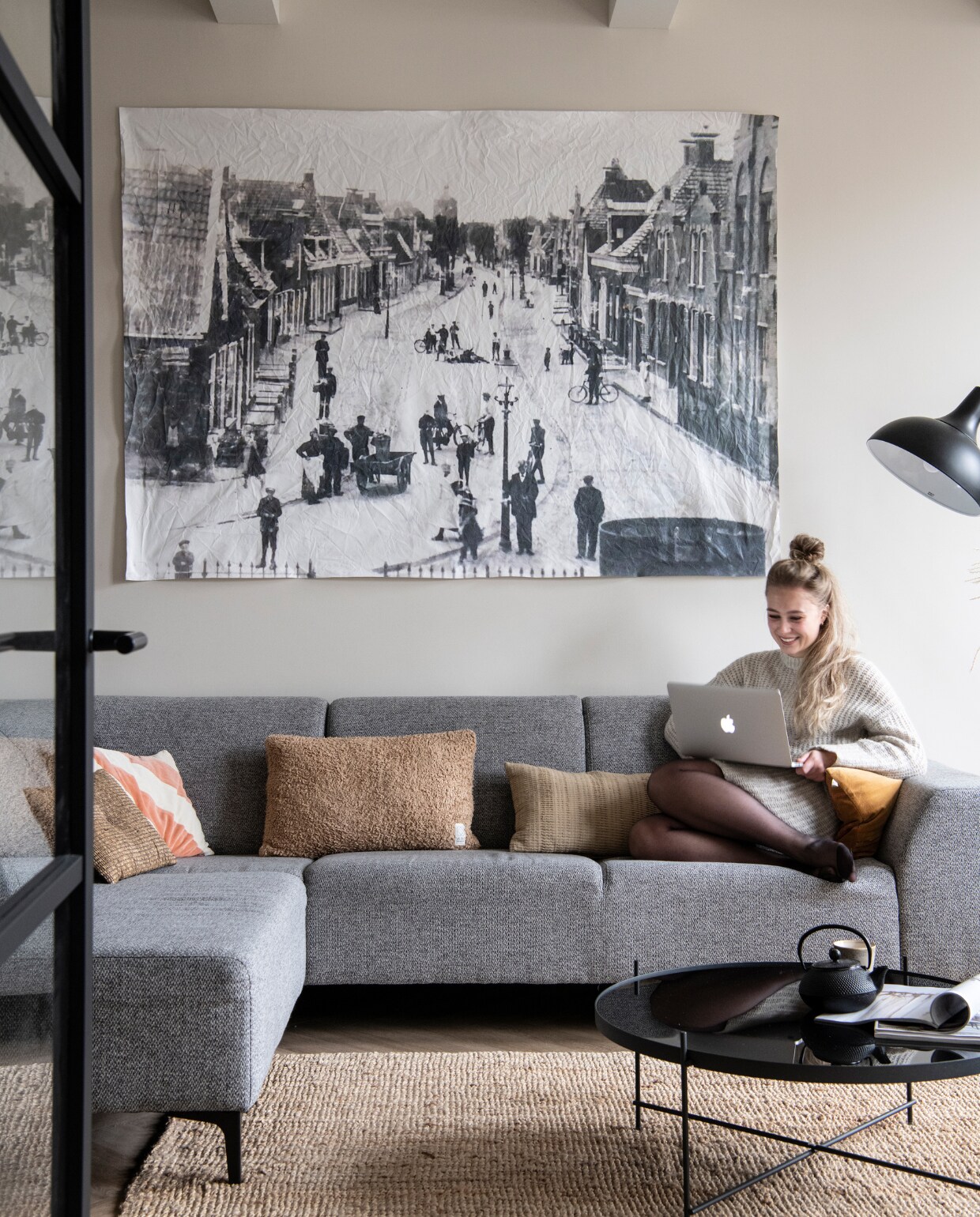 Muurverf Sandy Beach van Flexa. Oude foto Workum op gekreukt canvas More than Canvas. Bank Feelings, kussens v.l.n.r. Aai Made With Love, HKliving, Aai Made With Love, Hinck, Chhatwal &amp; Jonsson. Lamp Kwantum. Salontafel Zuiver. Theepot Loods 5, mok HKliving. Kleed Ikea. Overig onbekend.