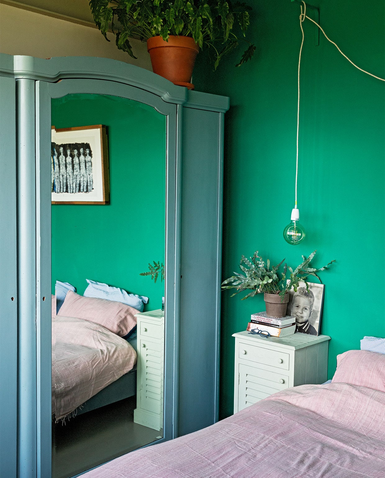 De linnenkast heeft Karen al 25 jaar. Ze schilderde hem in de kleur Oval Room Blue van Farrow &amp; Ball. Kunstwerk Zevental van W. Landsman, opgehangen in een oude lade. Nachtkastje Rivièra Maison, geschilderd. Hanglamp zelfgemaakt. Kinderfoto van Michiel. Sprei Lemonwise. Muurverf 518AG van Global Paint.