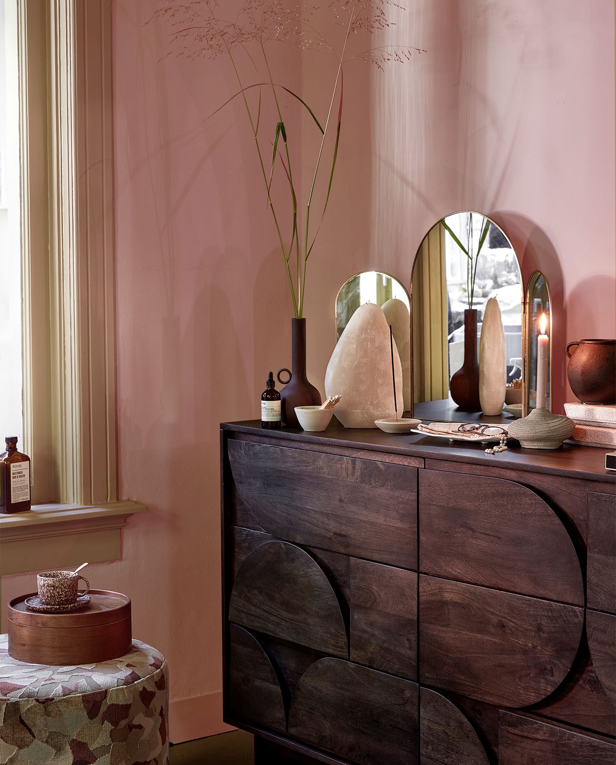 Muurverf kleur Very Well Red, Pure Flat Emulsion, 2,5 liter € 61,75 (paintandpaperlibrary.com). Ronde hocker in verschillende maten en stoffen vanaf € 510,- (keijserenco.nl). Kop-en-schotel € 30,-, theelepel € 11,- (paviljoennoord.com). Mangohouten ladekast, 145x91x45 cm (lxhxd) € 1300,- (made.com). Bruine vaas € 29,50 (polspotten.com). Witte mok € 34,95, wierookhouder € 29,95 (letoile.store). Roze kaars XL € 39,99 witte vierkante schotel € 29,99, bruine ijzeren pot met oor € 22,99 (zarahome.com). Grijze keramieken kandelaar € 12,99 (hm.com). Drieluikspiegel € 225,- (nordal.eu). Sieradenboxen € 31,- (bungalow.dk). Overig privébezit.