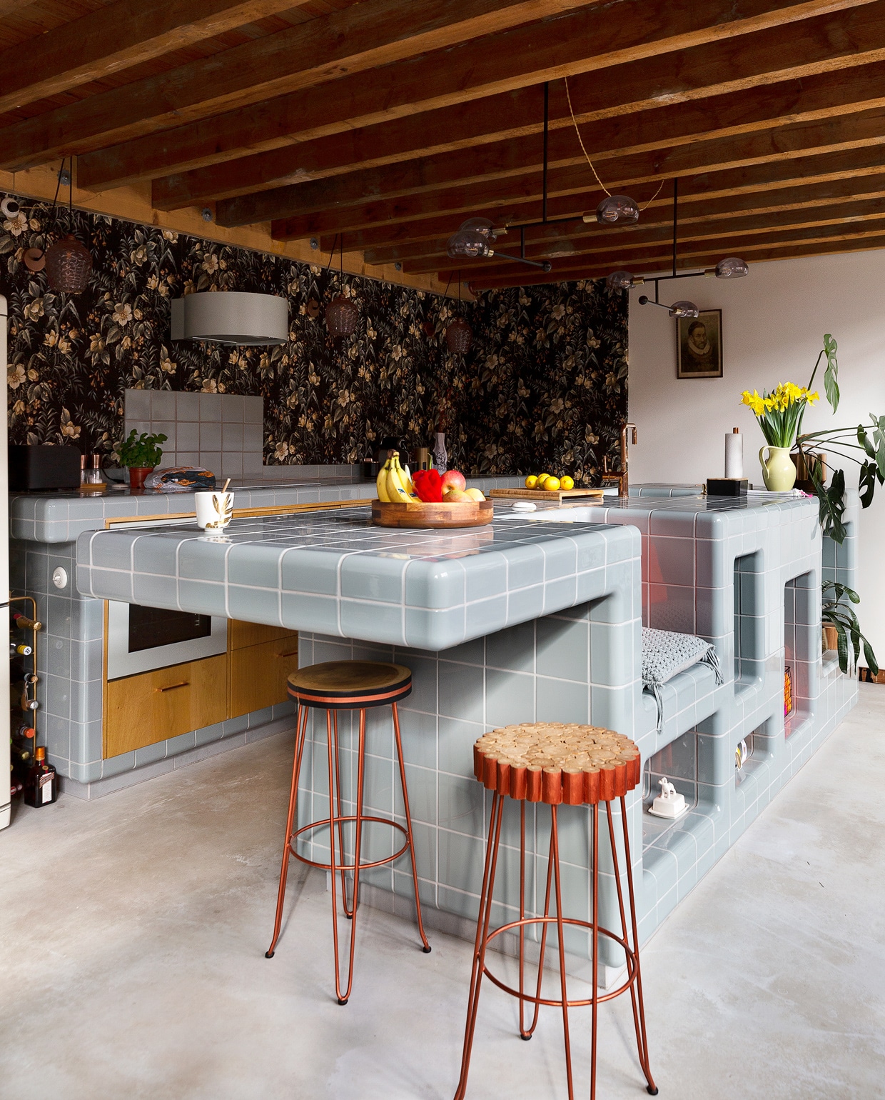 Dtile keuken zelfgemaakt. Kraan Nivito. Houten groenteschaal Hema. Snijplank Ikea. Dutchbone fauteuil Loods 5 Garage. Barkrukken Kave Home Farley. Hanglampen Made.Koelkast M-system. Afzuigkap, apparatuur en inductieplaat Ikea. Natuurbehang Hornbach. Overig onbekend.