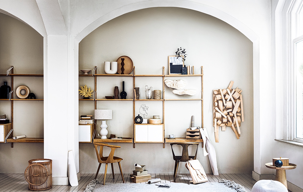 Vakkenwand prijs op aanvraag (studiomilo). Kleine posters € 3,25, onderste bord op stapel € 18,-, houten bakje op tafel € 25,95 (sukha.nl). Bomen op achterwand vanaf € 19,50 (bymolle.com). Eettafel Fusion, 110×74,5 cm (Øxh) € 1989,-, houten stoelen met leren rug Apelle € 659,-, kruk prijs op aanvraag, grote witte schaal € 93,- (bolia.com). Zwarte kan € 140,-, wit vaasje op voet € 40,- (neeltjegeurtsen.com). Grote papieren pot met oren € 139,- (badenbaden.nl). Houten kandelaar van Pilat &amp; Pilat € 32,- (homestede). Zwarte stoel Faina met upcycled stalen frame € 690,-(loggerewilpower.com). Takken prijs op aanvraag (waterdrinker). Beige borden op stapel, per stuk € 9,99, beige plaid over stoel € 79,99, beige bakje op stapel € 9,99 (zarahome.com). Witte schaal links € 29,- (householdhardware). Rond zwart vaasje van Bloomingville, 19,5 cm (h) € 29,90 (vtwonen.be). Houten lepel vanaf € 8,25 (hkliving). Wit bakje met donkere stip € 35,- (pantoufle-design).