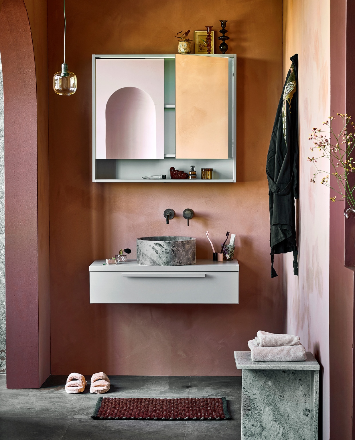 Spiegelkast Handy Beauty vanaf € 590,- (pag. 88). Waskom in marmer Circle Silver Fantasy € 630,- (pag. 88). Onderkast Tidy, grijs vanaf € 515,-(pag. 88). Tegels Raw Antracite, 60×60 cm per m2 € 59,- (pag. 92). M.m.v. vestingh.nl (muurkleur Terra Pink No.102, kleur van kolom en rand toog Merlot Mania No. 123), zarahome.com (sloffen, handdoeken), vtwonen.nl (hanglamp Amp van Normann Copenhagen), hay.nl (bruin glazen opbergpotje Container S, tandenborstels Tann, tandenborstelhouder), nordal.eu (marmeren bijzettafel Glina, glazen kandelaars, roze vaas, gespikkeld drinkglas, roze marmeren bakje), stories.com (parfum, tubes, sieraden), hammam34.com (zwarte Kimono The Pheasant). Overig privébezit.