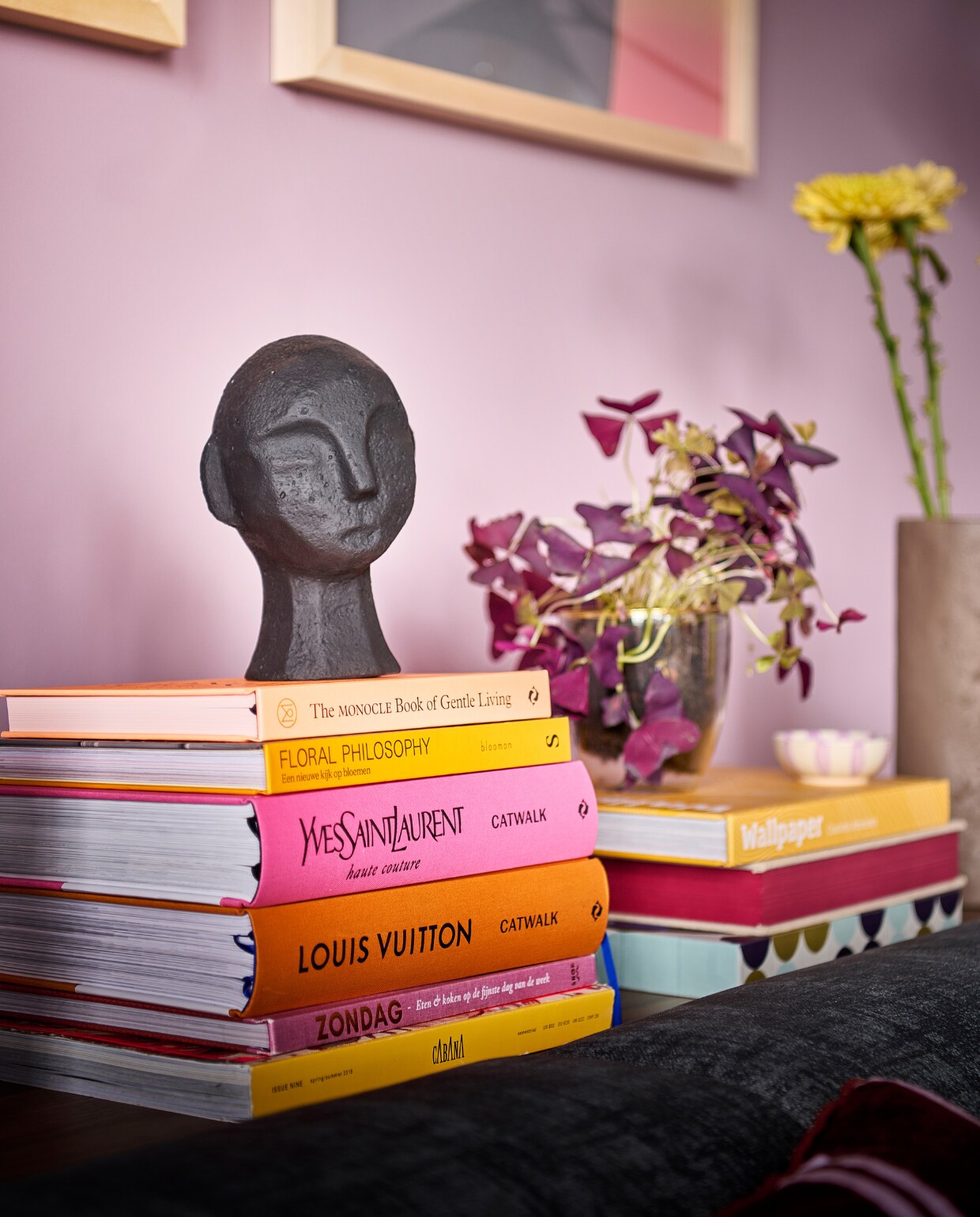 Sculptuur hoofd klein € 34,95 (pag. 58). Muurverf Washed Lilac 1 liter € 20,99 (pag. 98). Fotolijst vanaf € 9,95 (pag. 61). Vaas € 34,95 (pag. 58).