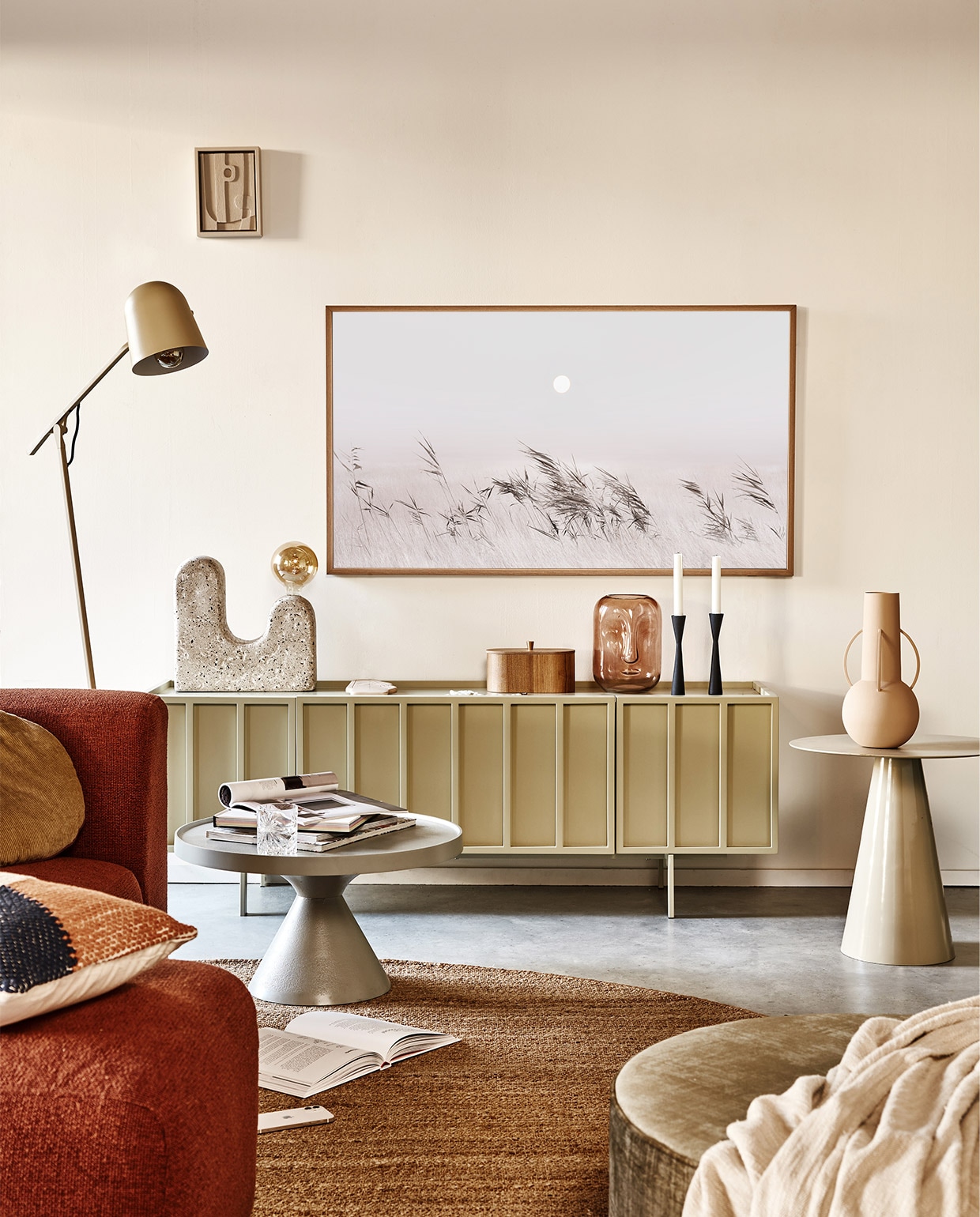 Televisie The Frame, 32 inch € 429,-, verwisselbare walnoothouten lijst The Frame € 129,- (samsung). Kast in kleur Skimming Stone 241 van Farrow &amp; Ball, prijs op aanvraag (combitex). Handgemaakte ovale wandlamp Aplique Ovalado € 299,-(lanena-home.com). Sofa Hunter uit diverse losse onderdelen: poef € 419,-, element met rug € 1009,-, element zonder rug € 419,- (zuiver.nl). Bruin kussen met pompons van Ferm Living € 29,95,-, roze stoneware bijzettafel van HKliving € 159,- (vtwonen.be). Vaas Twisted in mat olijfgroen € 34,95, hennep vloerkleed 180×280 cm € 395,-, olijf/roze-kleurig abstract kunstwerk (rechts) 100×120 cm (bxh) € 549,-, okergeel kunstwerk boven tv van 43x4x53 cm (bxdxh) € 329,-, taupekleurig wandornament Face€ 37,95, crèmekleurige bijzettafel, 38×36 cm (Øxh), prijs op aanvraag, wijnglas met groene voet € 9,95, okergele lamp Triangel € 149,-(hkliving). Stoffen kunstwerk in eikenhouten lijst € 89,-, kunst­werken in lijst op kast, per stuk € 69,-(sur-atelier). Bruine en beige katoenen plaids in dressoir 130×170 cm, per stuk € 45,99 (zarahome.com). Donkerbruine plaid rechts in dressoir, 130×170 cm (bxl) € 65,- (maisonnl.com). Overig privébezit.