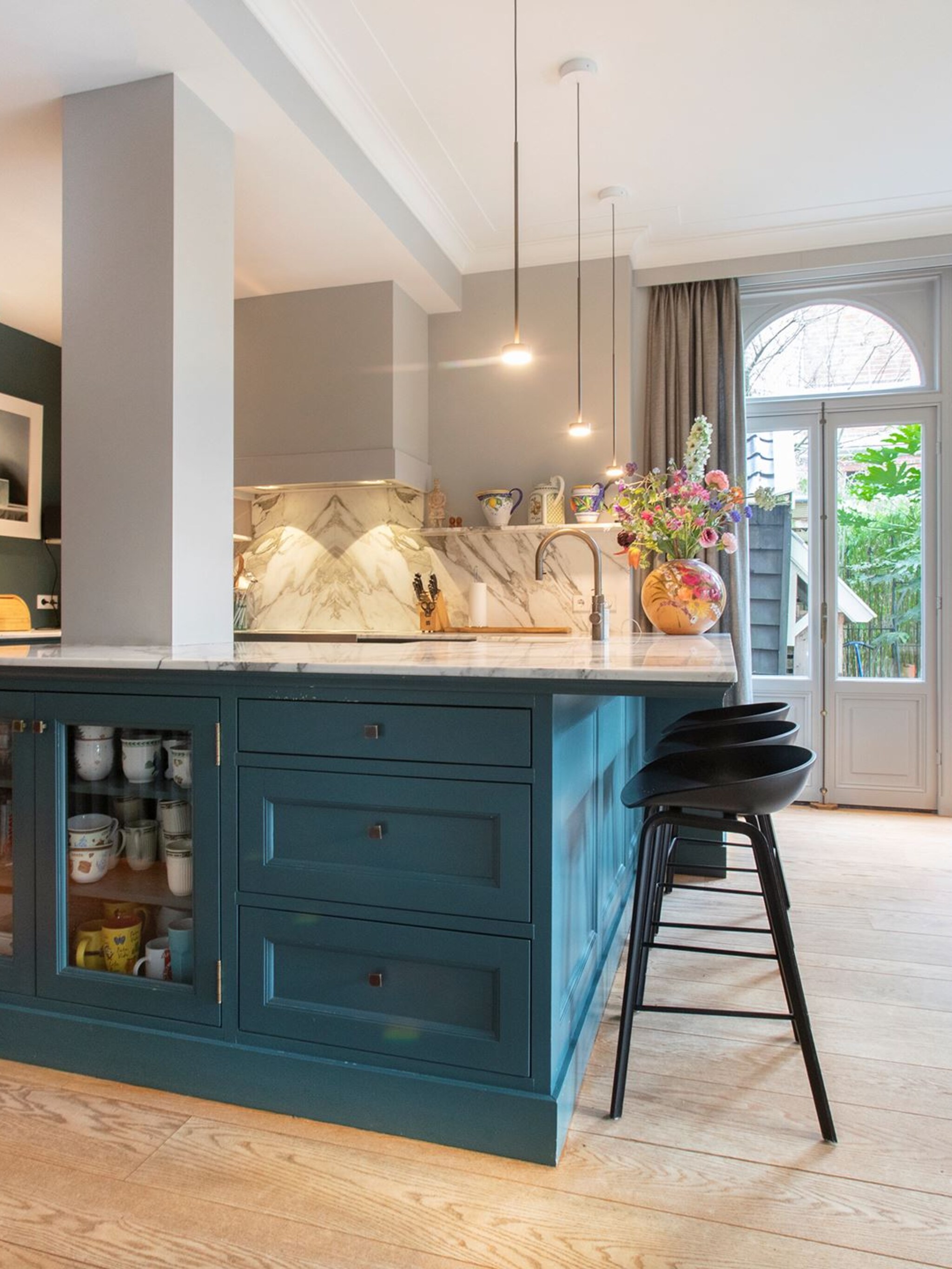 funda parel historische villa met blauwe keuken aan het vondelpark