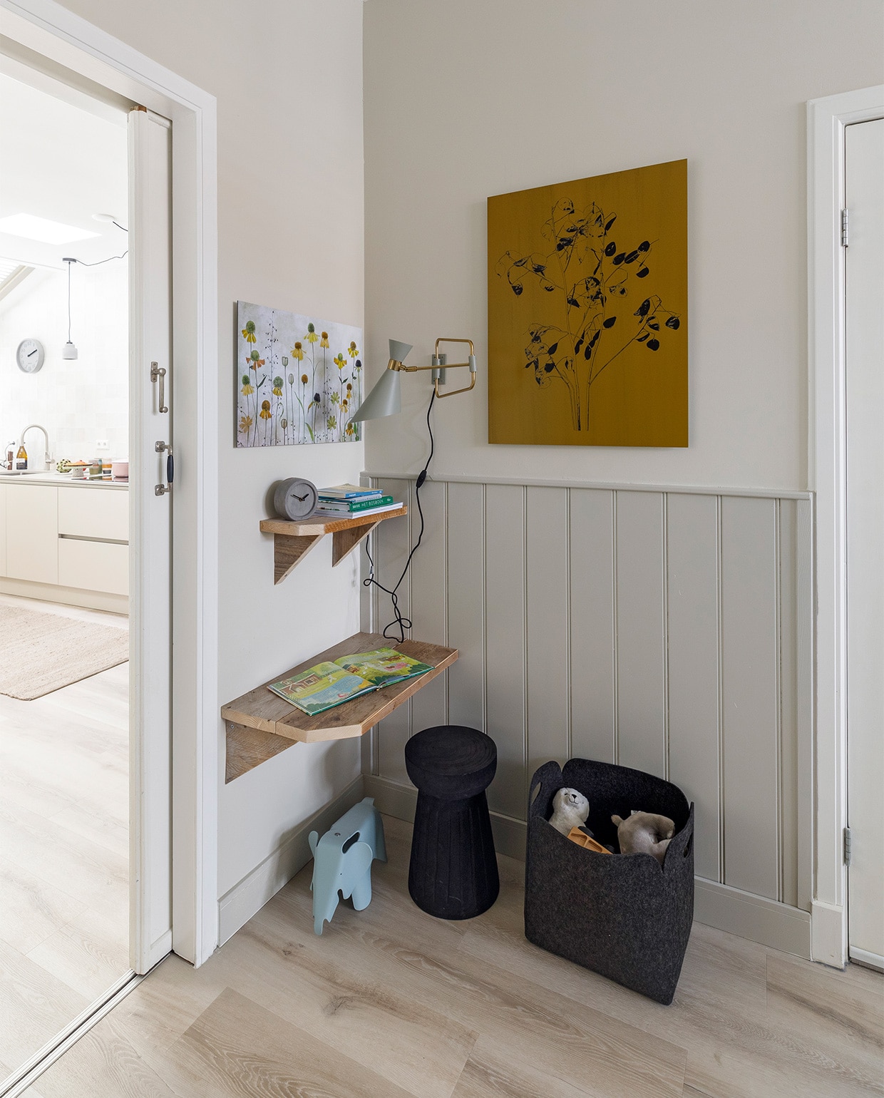 Flexa Creations muurverf Sandy Beach, lak op lambrisering Worthy Clay (flexa). Pvc-vloer met elektrische vloerverwarming, prijs op aanvraag (woninginrichting-aanhuis). Kunstwerk boven bank Abstracte Geometrische Organische Vormen En Lijnen van Diana van Tankeren € 271,-, kunstwerk bij kinderhoek Botanische print judaspenning, okergeel van Joske Kempink € 286,-, kunstwerk bij kinderhoek Helenium, Mandy Disher uit de 1x-collectie € 148,- (werkaandemuur). Bank met bijbehorende kussens € 2899,-, vloerkleed € 417,- (eijerkamp.nl). Vloerlamp € 199,- (itsaboutromi). Letterbakkast € 149,-, plaid van Malagoon € 69,99, wit kussen met strepen van Vestbjerg € 49,95, zwarte krukken van Woood, per stuk € 89,95, opbergmanden van Zeller, per stuk vanaf € 46,95, olifant van Vitra € 95,- (vtwonen.be). Wandlampen, per stuk € 119,- (zuiver.com). Foto van Vlieland, prijs op aanvraag (vliehors-expres). Wandbureaus en -planken gemaakt van oud tv-meubel, prijs op aanvraag (md-sign). Overig privébezit. Voor informatie eethoek zie foto 1.