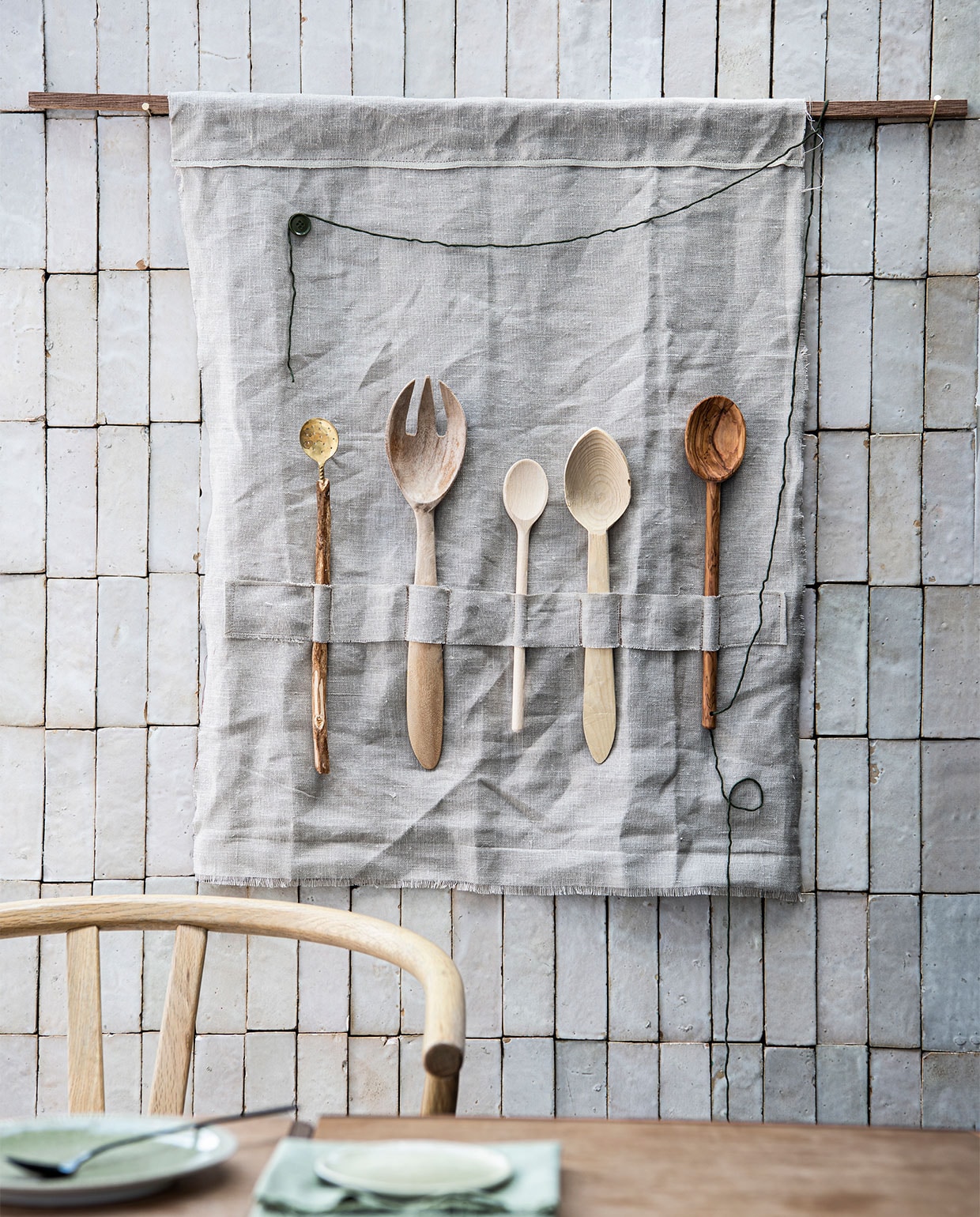 Tegels Bejmat Ecru per m2 € 89,50 (designtegels.nl). Wanddoek zelfgemaakt. Olijfhouten lepel links € 3,99, lepel in het midden per 2 € 1,89 (xenos). Groen bord groot € 9,85, klein € 6,55 (zaanschfaamwebshop).