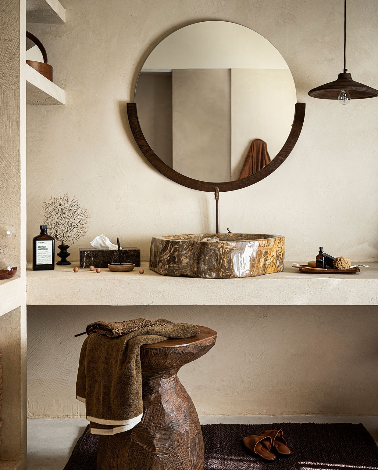 Zandloper € 22,99, handdoek met witte bies € 12,99, houten hanglamp € 99,99 (sissy-boy.com). Houten kruk € 325,-, koraal op voet € 130,- (allestedlund.com). Toilettas € 19,99, houten bord € 24,99 (zarahome.com). Marmeren tissue­houder van Aquanova € 54,90, spiegel van Umbra € 126,05 (vtwonen.be). Keramieken wierrookhouder € 33,90, vloerkleed € 79,90, zeep, per stuk vanaf € 14,90 (letoile.store). Waskom van versteend hout, vanaf € 425,- (unik-living.com). Koperen kraan, prijs op aanvraag (com-anders). Overig privébezit.