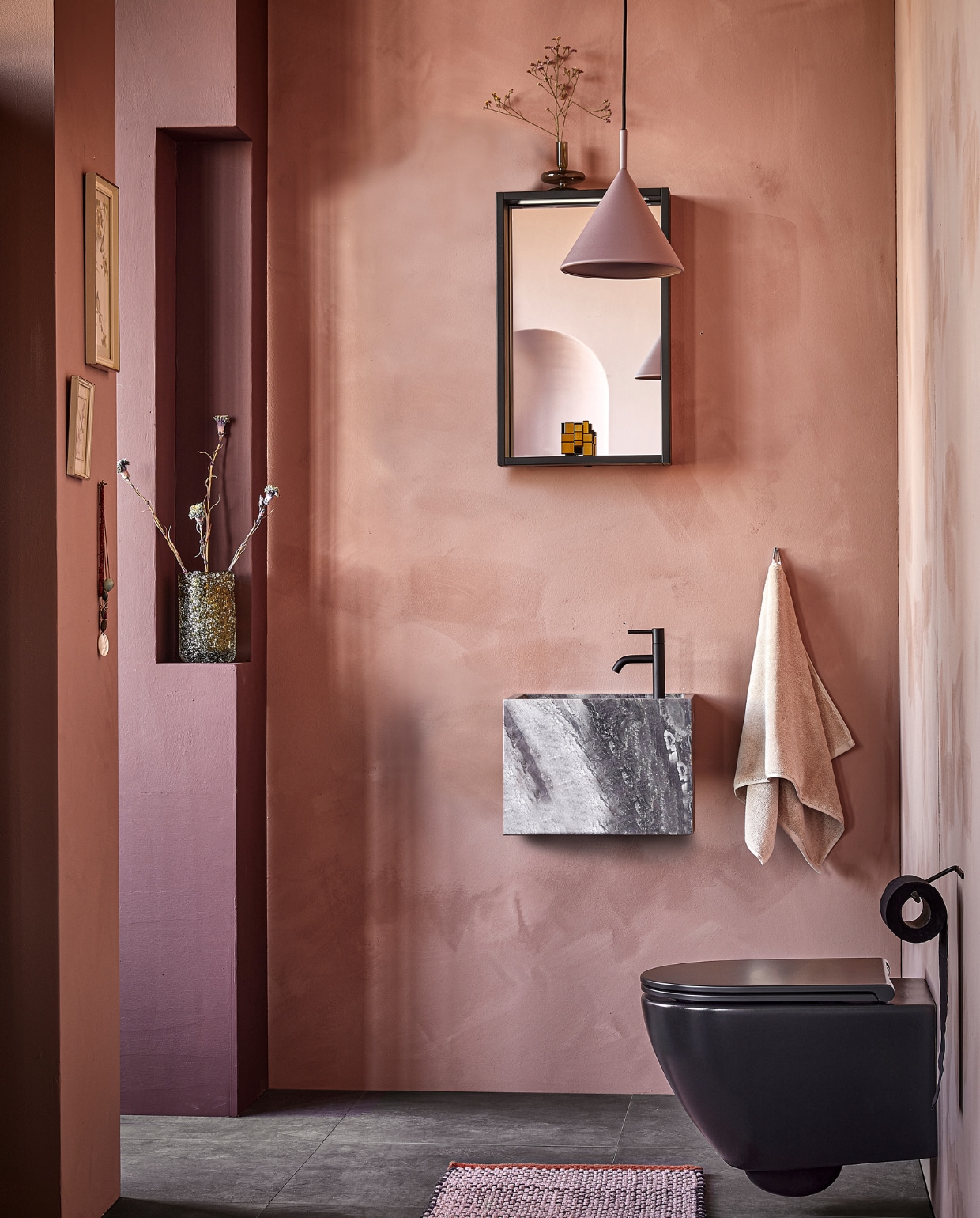 Spiegel Gorgeous vanaf € 436,- (pag. 88). Toiletwastafel Wide van marmer € 990,- (pag. 88). M.m.v. vestingh.nl (muurkleur Terra Pink No.102, kleur van kolom Merlot Mania No. 123), zarahome.com (handdoek), vtwonen.nl (hanglamp Triangle van HKliving), thefinestore.com (ijzeren toiletpapierhouder van Fog Linen Work). Overig privébezit.