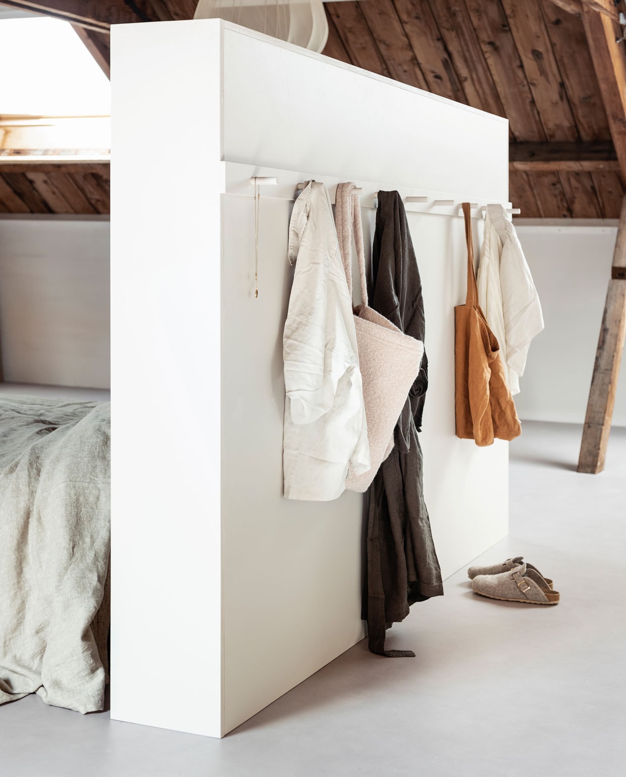 Verf bedombouw kleur Coffee Cream (pure-original.nl). Kettingen (stories.com). Linnen pyjama, bruine ochtendjas (hm.com). Grote tas van Studio Noos (zoenvoorgust.be). Karamelkleurige katoenen tas (fishonthemoon.com). Overig privébezit.