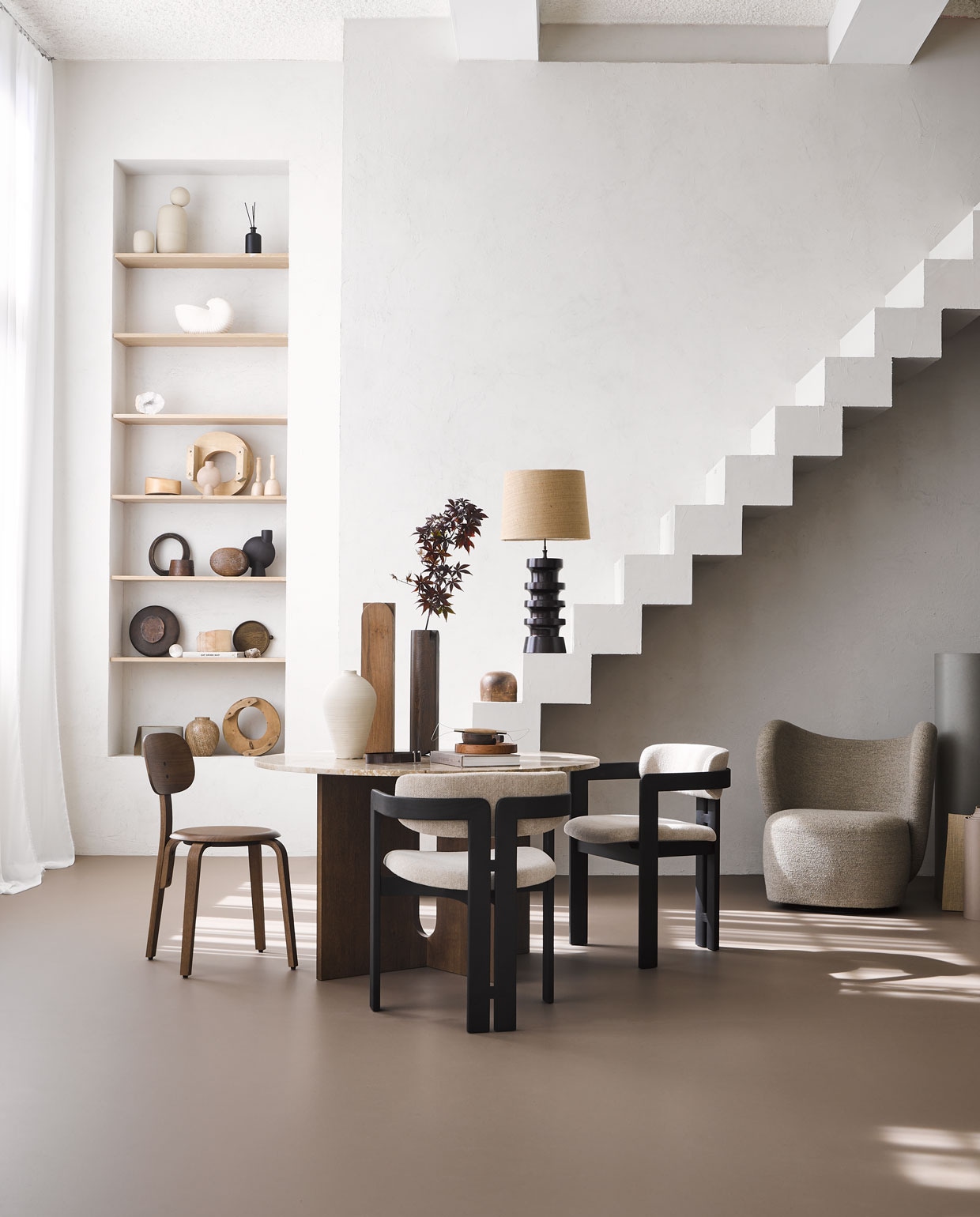 Marmoleum vloer kleur Leem, per m² € 48 M.m.v. menuspace.com (eettafel van Menu, bruine stoel), edha-interieur.nl (eetkamerstoelen van Gallotti &amp; Radice), norr11.com (fauteuil Little Big Chair), ethnicraft.com (bank), prinsheerlijkantiek.nl (houten hoedenmallen, houten lampenvoet), domedeco.com (houten vazen op tafel), studiomil.(trap), byjoa.nl (vaas van keramiek op tafel). Overig privébezit.
