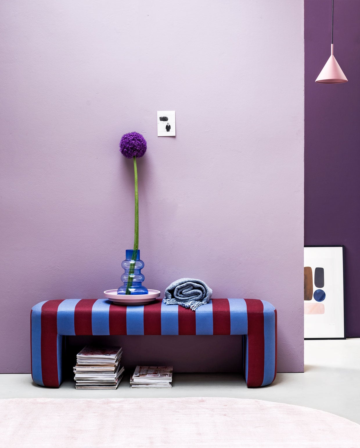 Muurverf Washed Lilac van vt wonen (vtwonen.nl). Bankje Lobby bench, 140x40x45 cm (lxbxh), hanglamp, roze schaal (hkliving.nl). Ovaal vloerkleed in kleur nude roze van HK Lving, 240×150 cm, vaas Balloon van Normann Copenhagen (vtwonen.nl). Plaid (malagoon.com). Poster nr. 8 van Berit Mogensen, 50×70 cm, lijst (theposterclub.com).