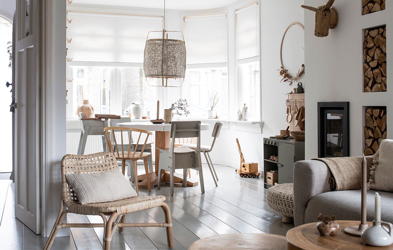 Rieten ezelkop op schouw June Interiors. Rolgordijnen Hema. Salontafels Loods 5. Bruine kaars Søstrene Grene. Grijze kaars Kwantum. Bank Sofa Company. Plaid Aai Made with Love, grijze buisstoel Loods 5. Poef Heins Home. Haard Barbas. Cirkel met droogbloemen gemaakt door Stephanie. Houten bulldozer, vaasje kringloopwinkel.