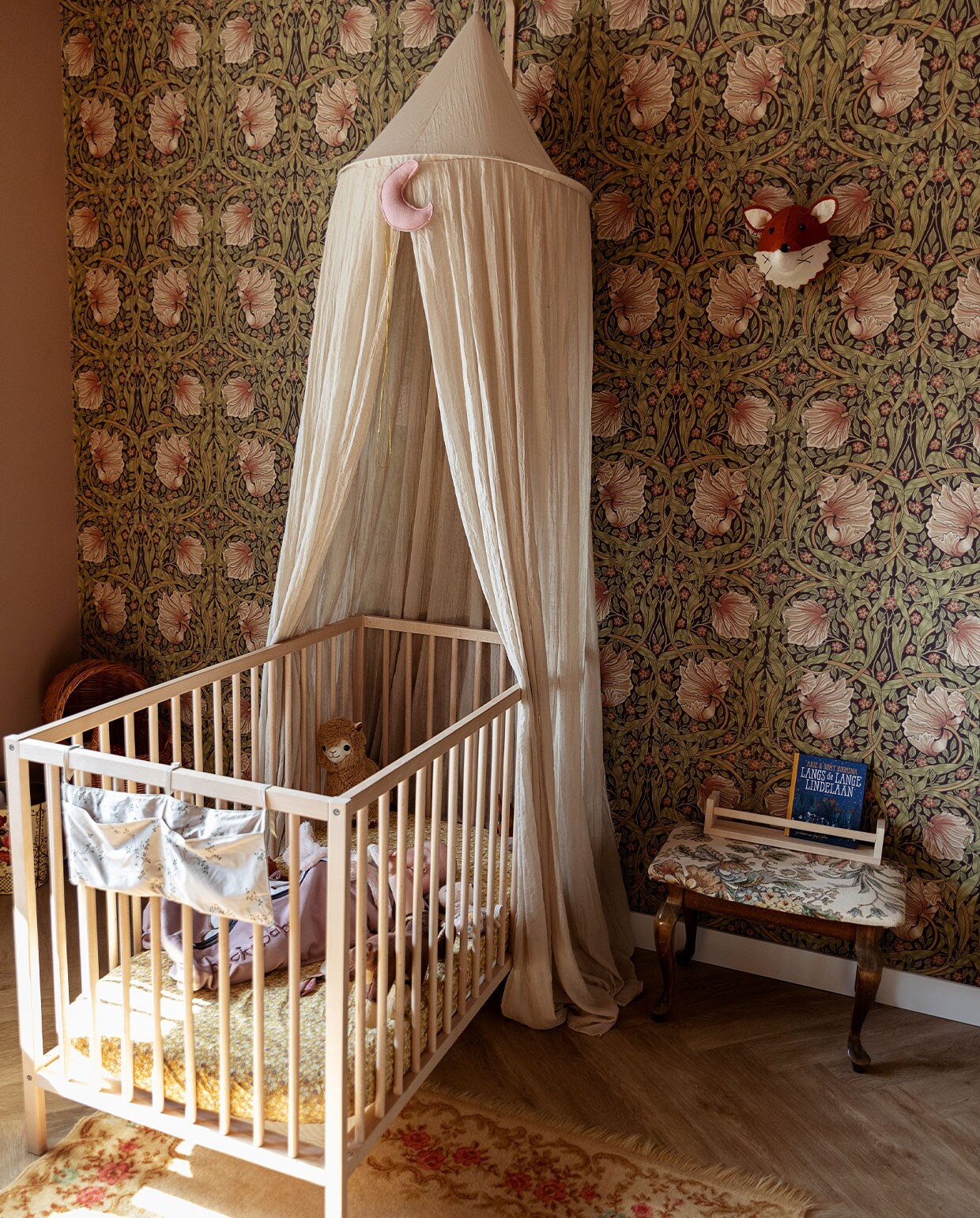 Bed Ikea. Klamboe Jollein via Studio Jules. Behang Morris &amp; Co. Kleed Marktplaats. Kruk kringloop. Houder Ikea. Vos aan wand Fiona Walker England.
