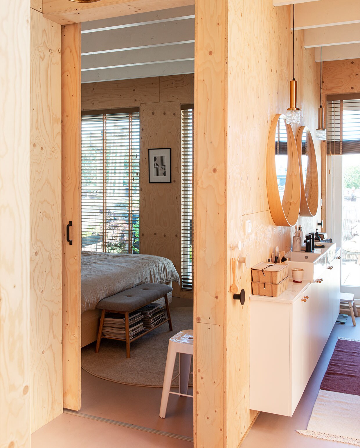 Spiegels, wasbakken en wastafelkast Ikea, lampen boven spiegels en beker HKliving, kranen Saniweb, grepen Design Studio Nu, vloermat Ferm Living, haak en bakjes Jysk.