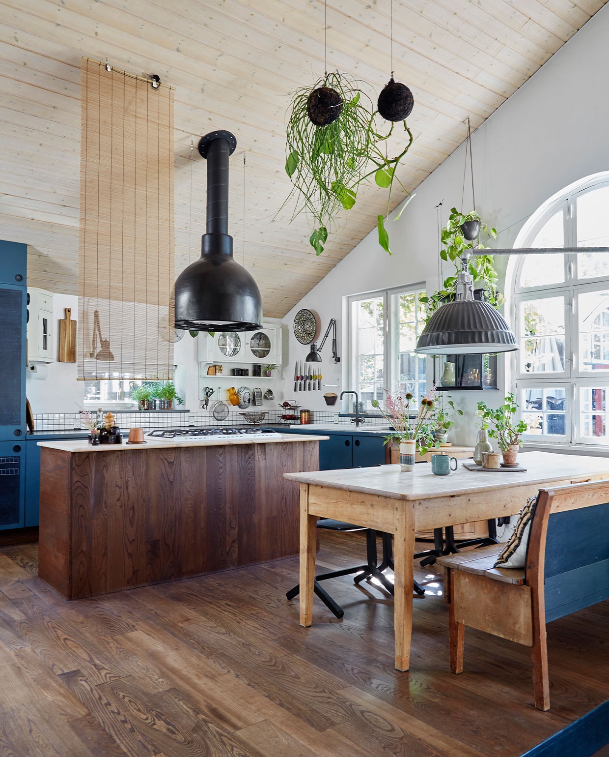 Keuken Ikea, geverfd in Lady 5180 Oslo van Jotun. Keukeneiland Ikea, bekleed met geolied iepenhout. Aanrechtblad gemaakt van gezeept grenen. Afzuigkap gemaakt van oude lamp. Vergelijkbare rolgordijnen Xenos. Tafel veiling, stoelen Hay. Plantenbollen kerstmarkt. Herkomst bank onbekend. Overig vintage.