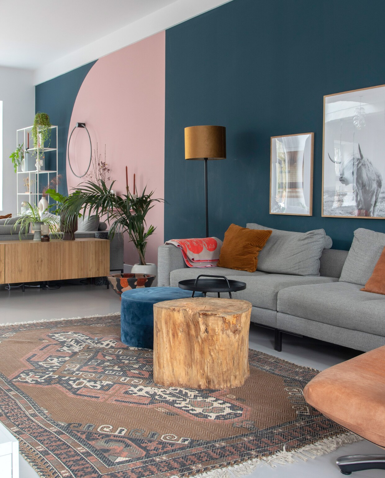 Muurverf Haags blauw van Gamma, muurverf roze onbekend, bank Design on Stock, lage kast Woood, vloerlamp Trendhopper, zwarte bijzettafel Jysk, kussen H&amp;M home, vloerkleed HKliving, kleurrijke schaal was een cadeau, fauteuil winkel bestaat niet meer, posters Postery. Overige onbekend.