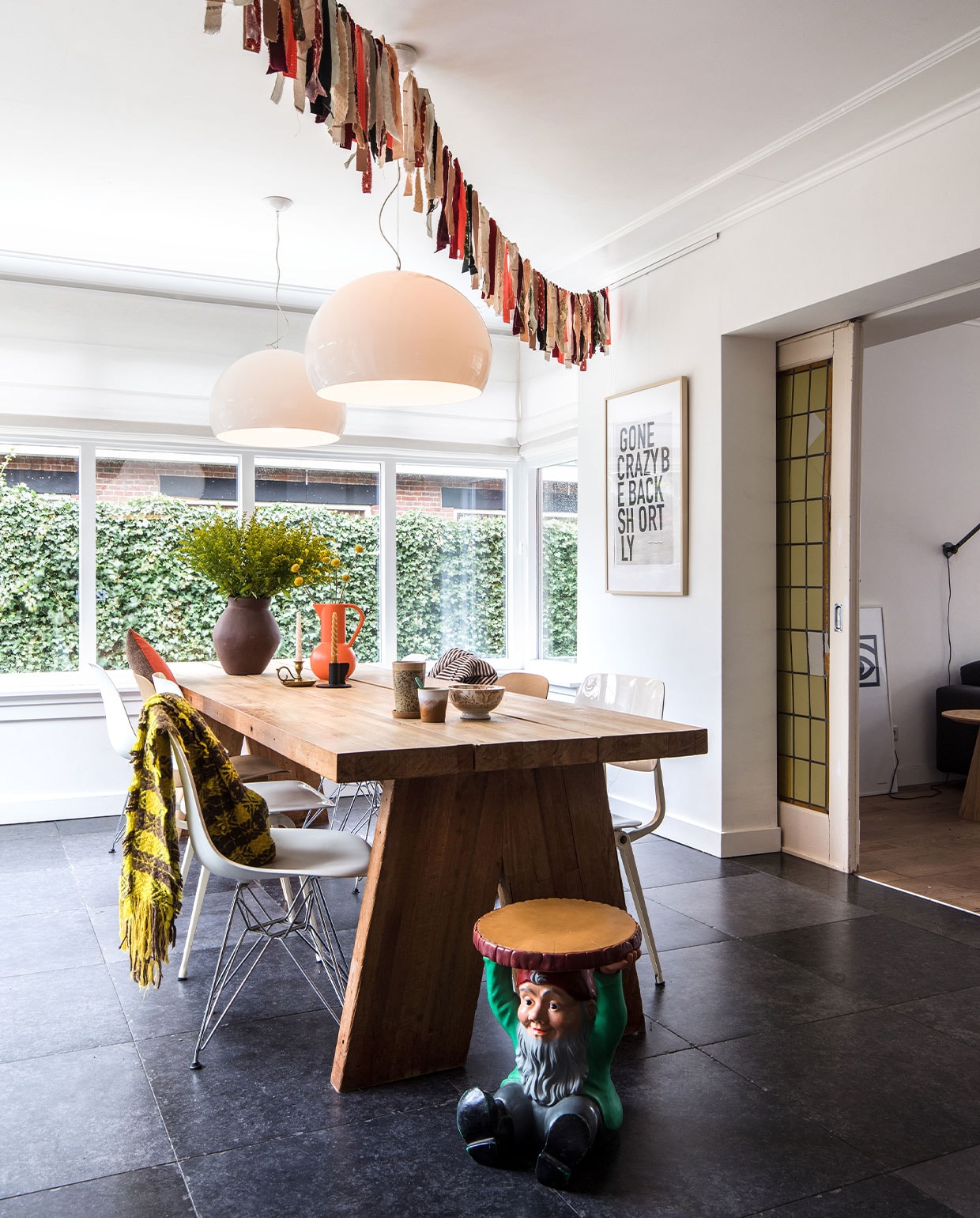 Vloertegels Kronos Ceramiche. Tafel gemaakt door Rob van de houten delen van de oude kegelbanen uit het café van Maaikes vader. Links vooraan stoel Vitra. Links en rechts: Ahrend Revolt-stoelen. Bruine stoelen Odger, Ikea. Hoes met zebraprint Ikea. Plaid herkomst onbekend. Kabouter-bijzettafel Attila en hanglampen FL/Y van Kartell. Vaas Ikea. Kan Raawii. Kaarsen-standaard links geschenk. Kaarsenstandaard rechts Ikea. Thee- en koffiemok HKliving. Kom erfstuk.Vlaggetjes Miranda Maakt. Print My Deer Art Shop.