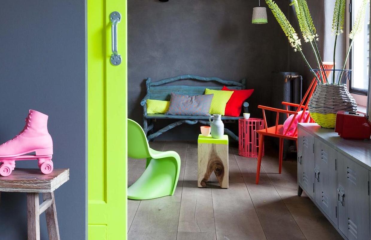 Eettafel eigen ontwerp van Willem. Perzisch kleed Marktplaats. Stoelen Panton Chairs van Vitra. Bamboe hanglamp Orient Living. Vazen en kandelaars HKliving. Zwarte vlinderstoelen vintage.