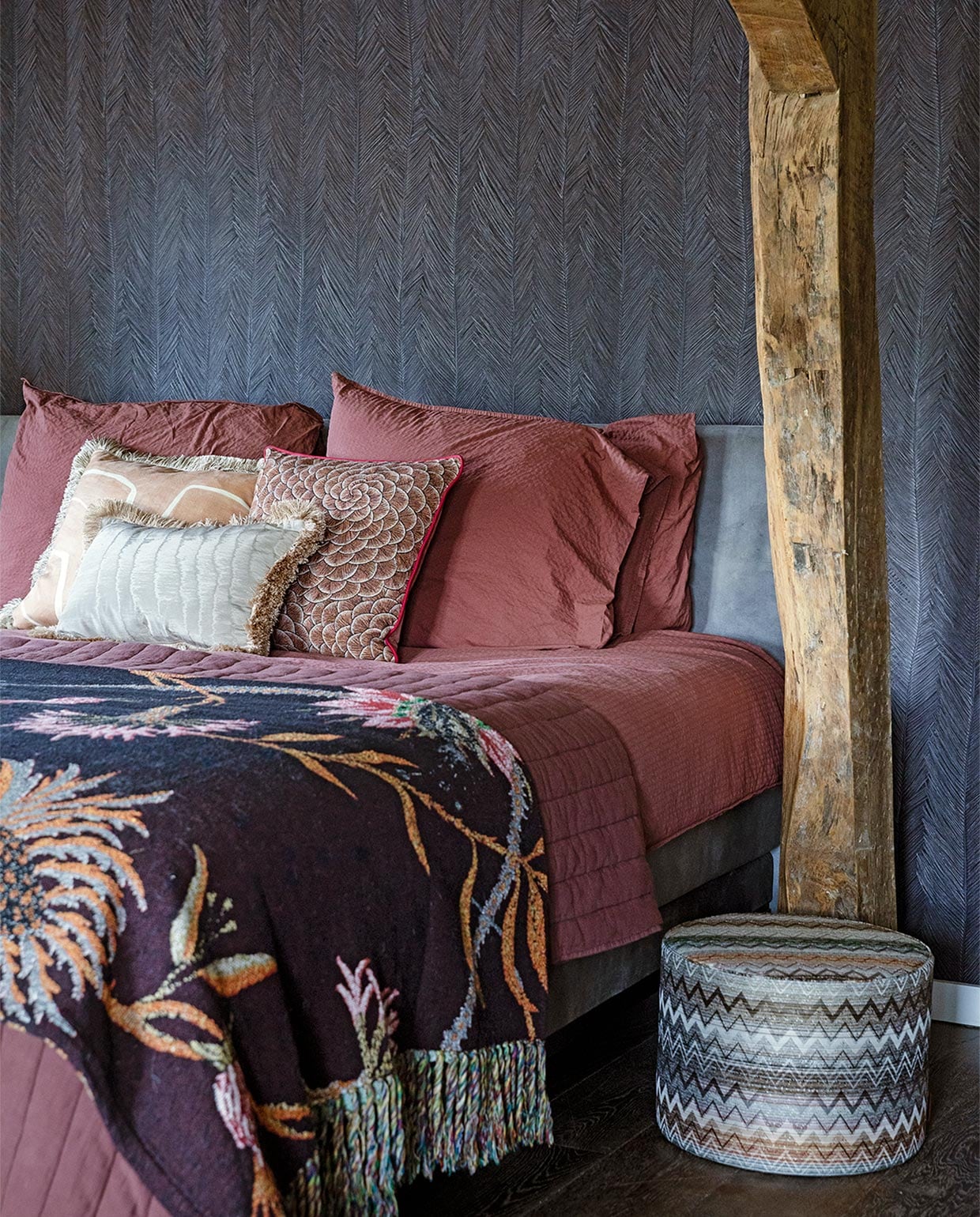 Bed Swiss Sense. Beddengoed Crisp Sheets. Vloer Bloemen Parket. Behang Arte. Kussens Nox Studio Interiors. Plaid Sissy-Boy. Poef Missoni.