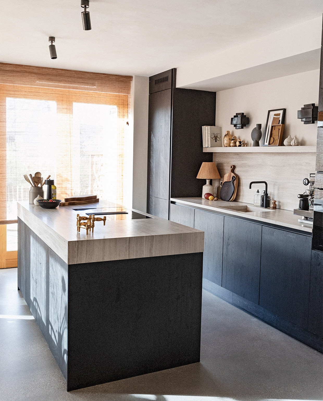 Keuken en werkblad Loods 5, kraan Quooker. Zeeppompjes, potten Zara Home, vaas 101 Cph. Schilderij en 3D-kunstwerk Edith Beurskens. Wandlamp Casa Gitane.