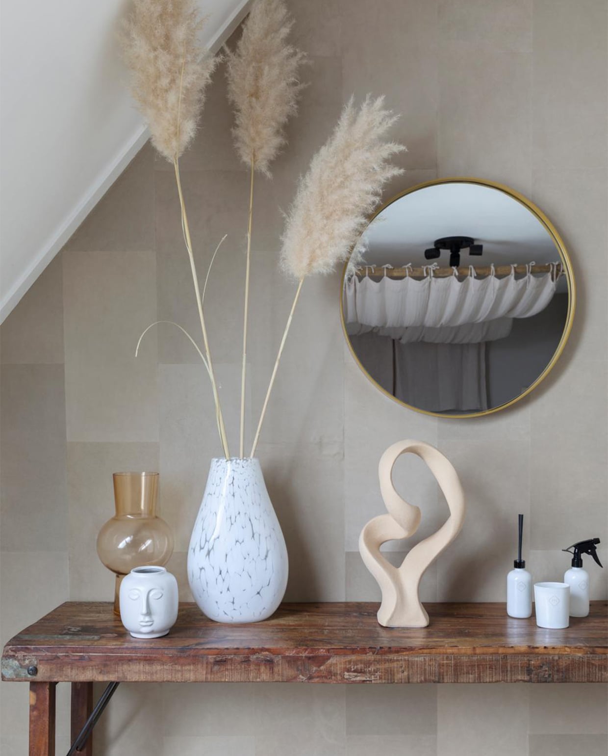 Flexa Creations muurverf Urban Taupe (flexa). Leren wand- tegels prijs op aanvraag (enzopellini.com). Garderobekast gewrapt met folie in de kleur C814 prijs op aanvraag (stickermaster). Boxspring Home in stof en kleur Trend Light € 1690,-, nachtkastje Village € 120,-, dekbed Dixxius € 279,-, hoofdkussens Dixxius, per stuk € 79,-, dekbedovertrek Royal Milan € 89,95, sierkussen Sabah Kaat Amsterdam € 29,95, plaid Lapland Kaat Amsterdam € 109,95, geurkaars € 14,95, geurstokjes € 14,95, interieurspray € 14,95 (swisssense). Bedhemel zelfgemaakt van bamboestokken (hornbach). Gordijn bedhemel Numero74 prijs op aanvraag (lidor). Nachtlampjes Wendy Viel, per stuk € 149,95 (abeltosh.com). Kledingroede van berk € 17,50 en zwarte garderobehaken € 35,- (decoratietakken). Kledinghangers, per 6 € 5,50 (hema). Vloerkleed Frills Zuiver € 399,-, sidetable Raw Materials € 299,-, glazen vaas HKliving € 39,95, vaasje gezicht Vestbjerg € 14,95, beeld Bloomingville € 99,90 (vtwonen.be). Spiegel Spinder Design € 139,- (eijerkamp). Pampasgras prijs op aanvraag (bloemenweelde-amsterdam). Overig privébezit.