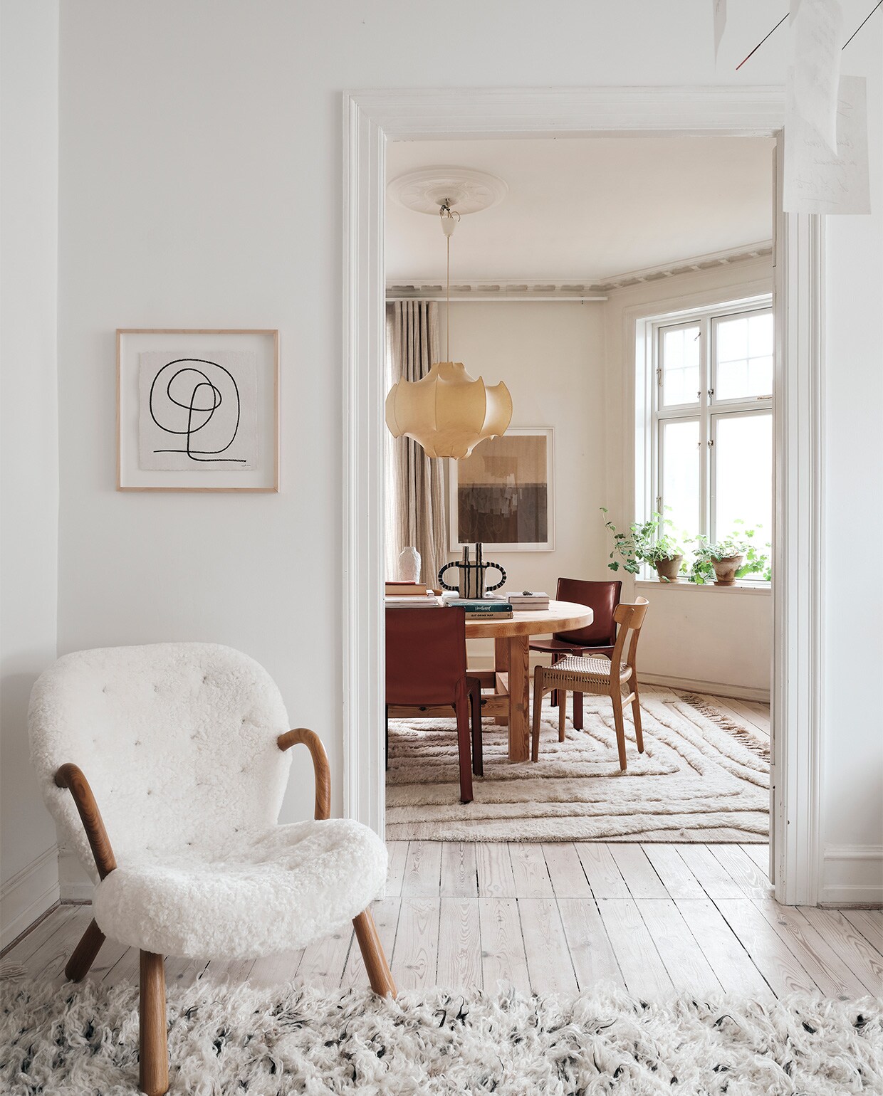 Kleed Cappelen Dimyr, Arctander Chair van Paustian, kunstwerk Josephine Aune, lamp Ingo Maurer.