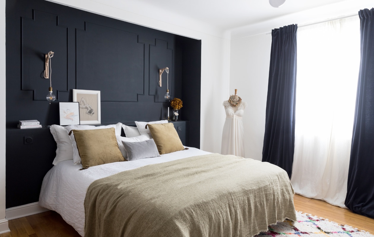 Kussens Harmony Textile, plaid Maison de Vacances, trouwjurk Laure de Sagazan, gordijnen Ikea, lampen Calex aan muurhaken, kleed uit Marokko, muurverf Railings van Farrow &amp; Ball. Overig onbekend.