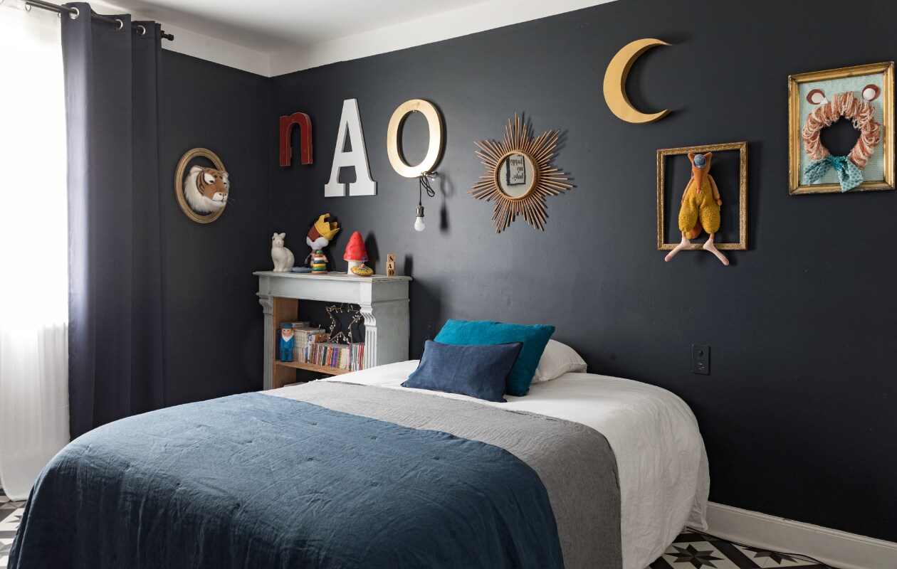 Pluchen tijgerkop Primodo, letters Wall-Art, maansikkel Etsy. Vergelijkbare items: beddengoed en zonnespiegel Sissy-Boy Homeland via vtwonen, konijnlamp I Love Speelgoed, houten stapelringen Kids Deco. Overig vintage.
