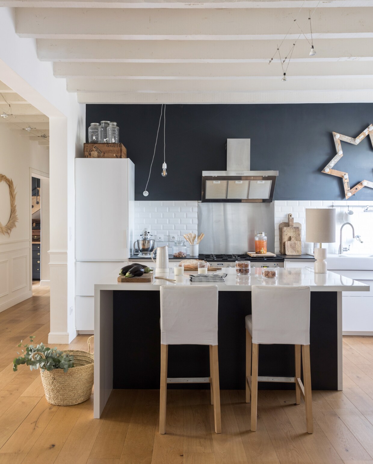 Keuken, afzuigkap, gootsteen, kraan en krukken Ikea. Ster met lampen zelfgemaakt. Vaas Astier de Villatte. Vergelijkbare items: snijplanken vtwonen, tafellamp Casa Gitane, mand Kwantum, stapelbare potten Bol. Overig onbekend.
