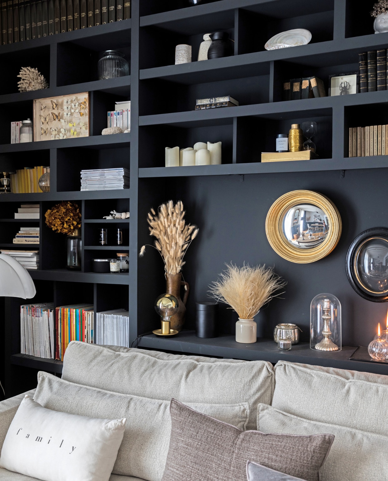 Boekenkast geverfd in Off-Black van Farrow &amp; Ball.