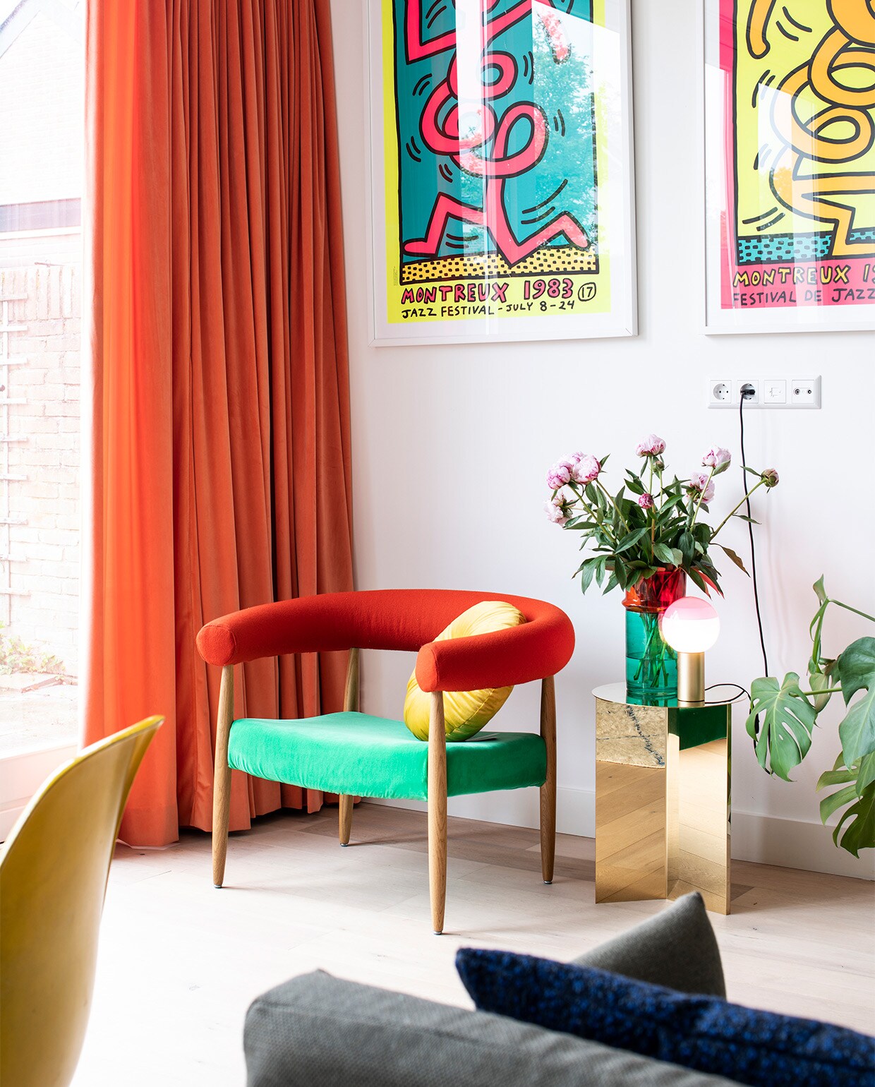 Ring Chair van Nanna Ditzel. Kruk Hay, Lamp Marset. Vintage posters Keith Haring. Gordijnen gemaakt door Esthers moeder. Kussens Kvadrat/Raf Simons.